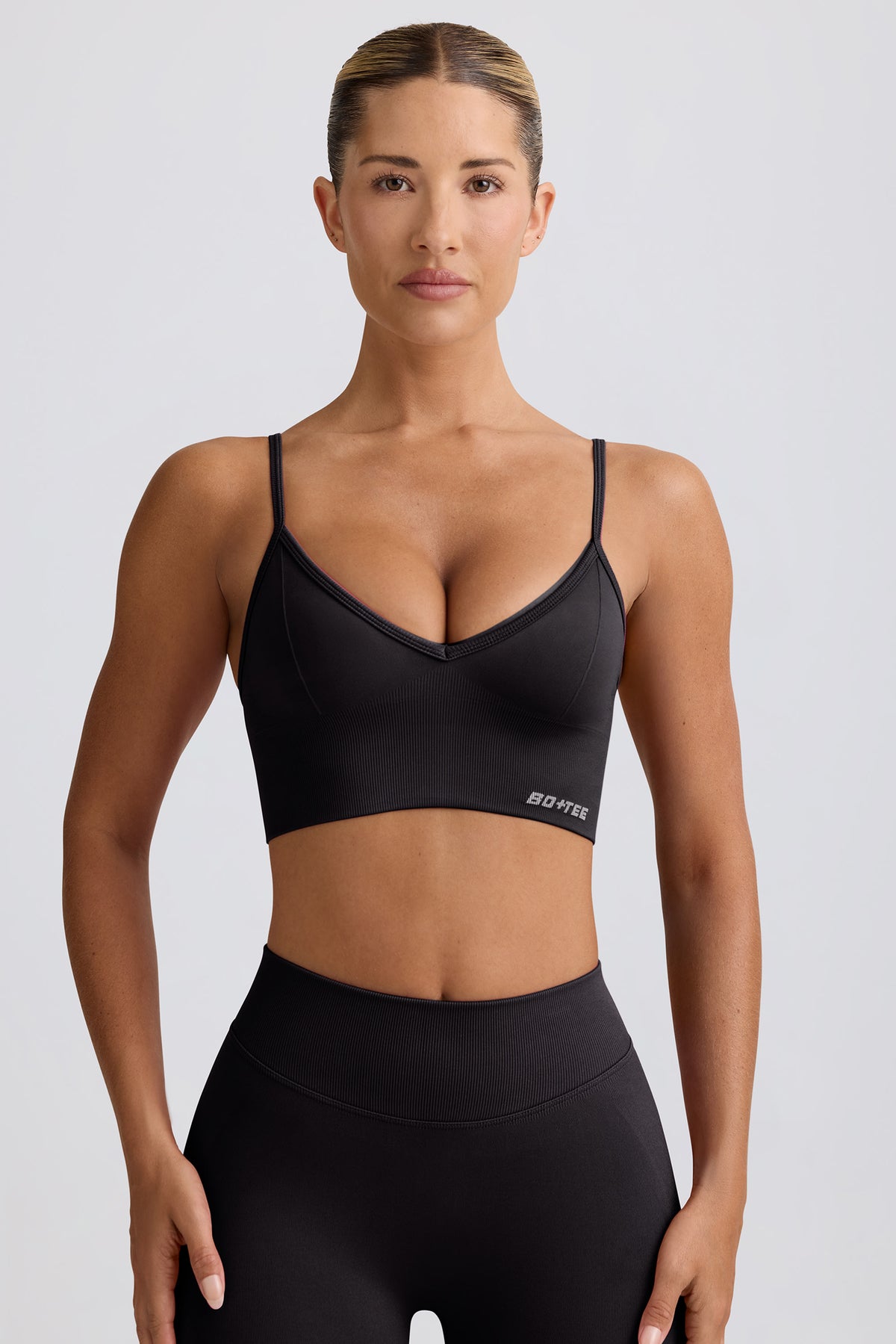 ⁣⁢Define Luxe Sport-BH mit V-Ausschnitt in Schwarz⁤⁣