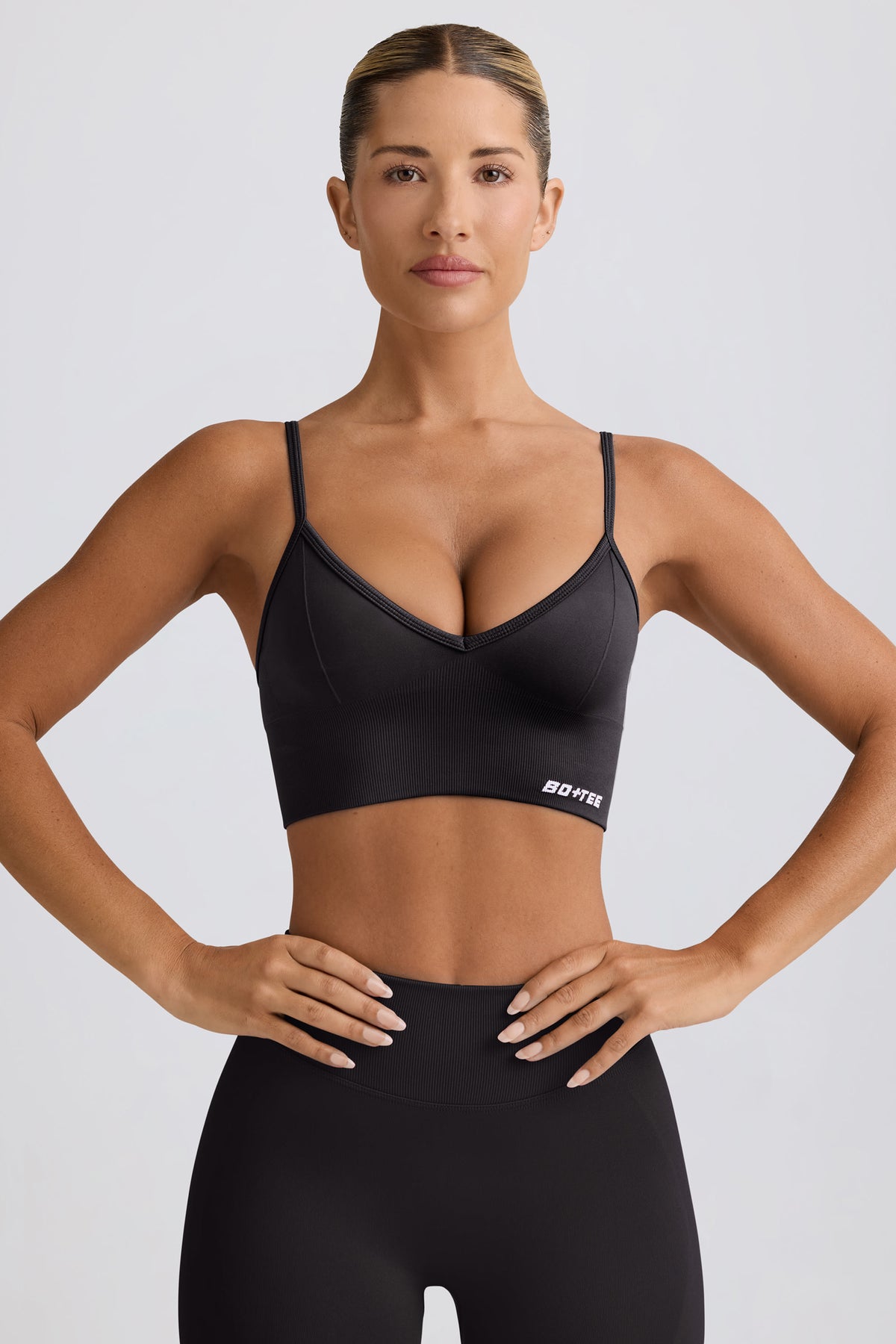 ⁣⁢Define Luxe Sport-BH mit V-Ausschnitt in Schwarz⁤⁣