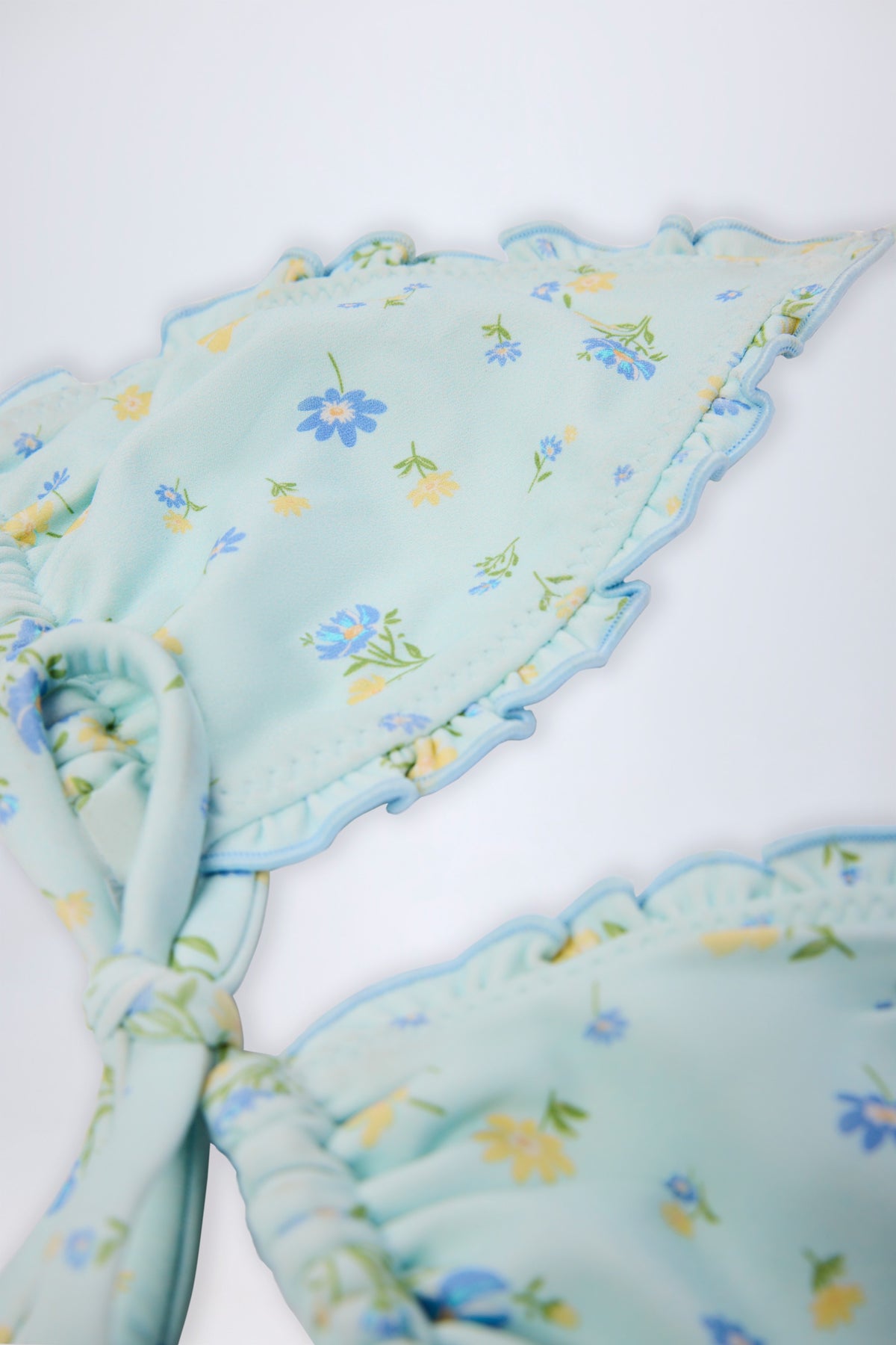 ⁣⁢Micro Triangel-Bikinioberteil in Blau Floral⁤⁣