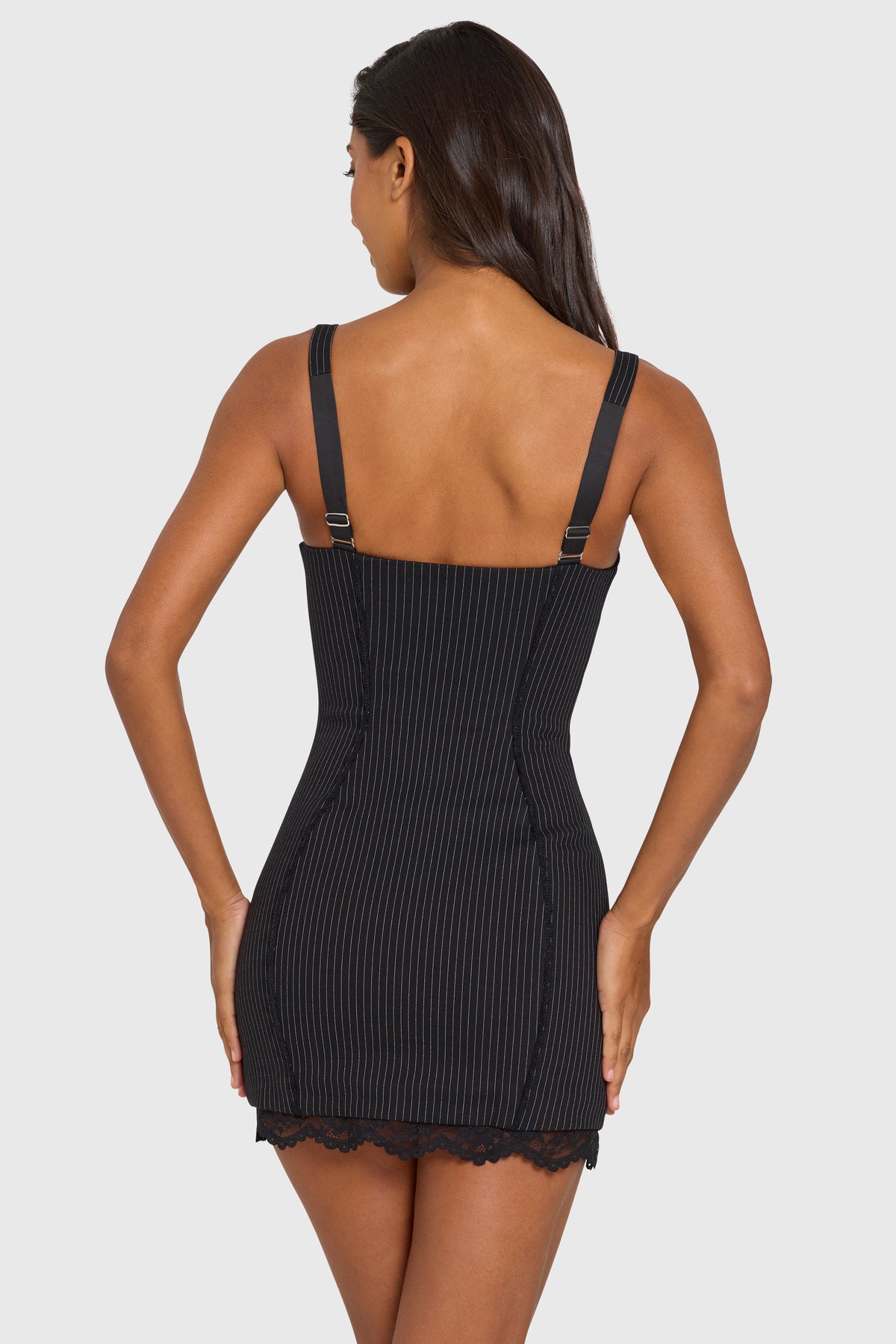 ⁣⁢Ponte-Minikleid mit Spitzenbesatz und Peekaboo-Detail in Schwarz-Nadelstreifen⁤⁣ - 2
