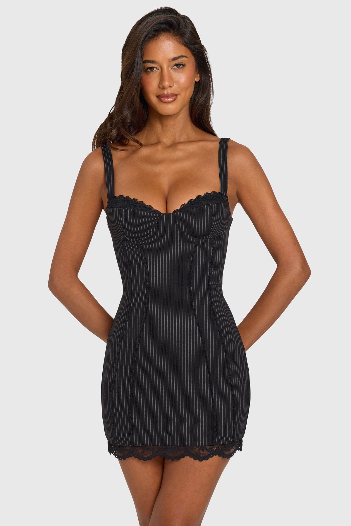 ⁣⁢Ponte-Minikleid mit Spitzenbesatz und Peekaboo-Detail in Schwarz-Nadelstreifen⁤⁣ - 1