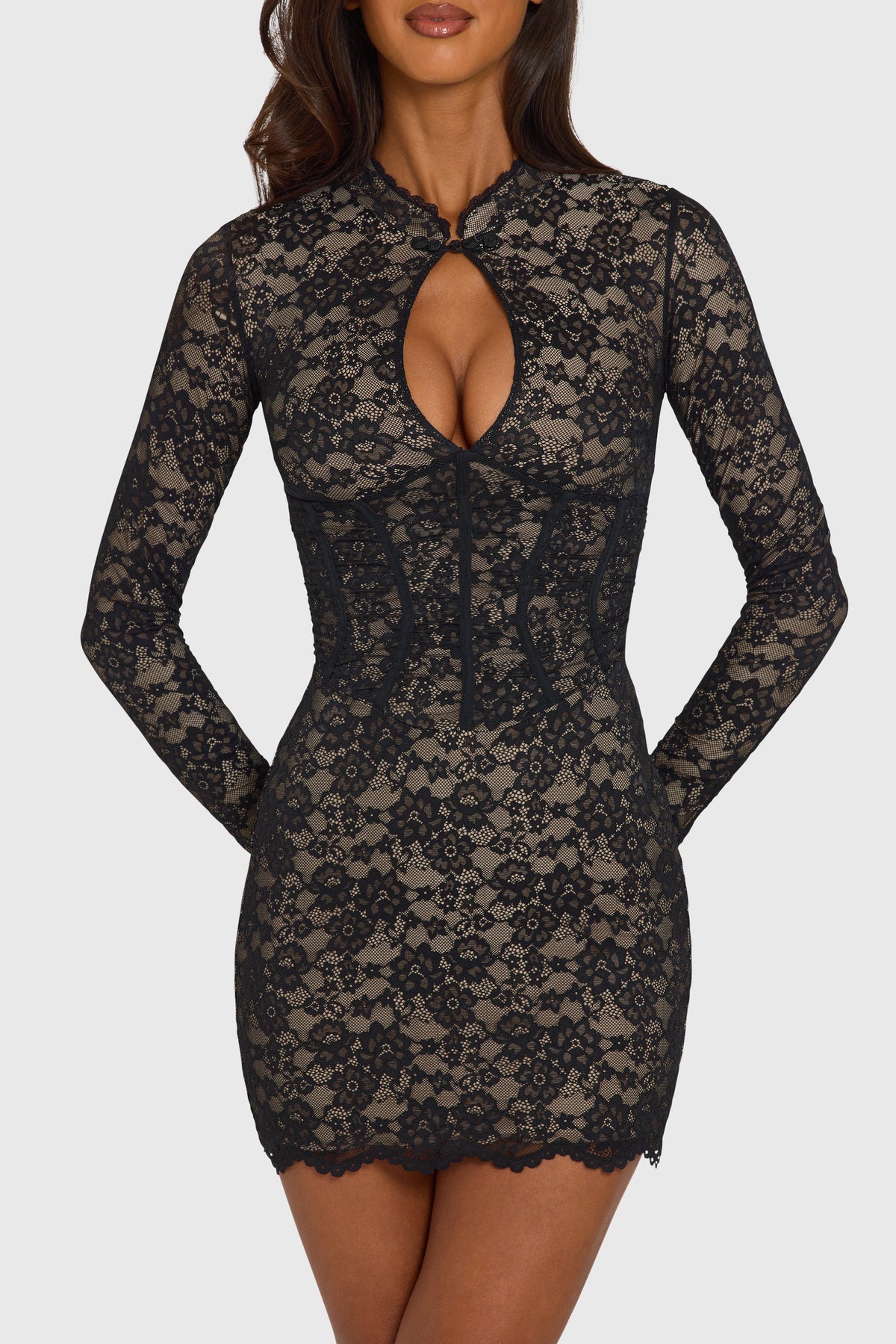 ⁣⁢Minikleid mit Spitzen-Cut-Out und langen Ärmeln in Schwarz⁤⁣ - 2
