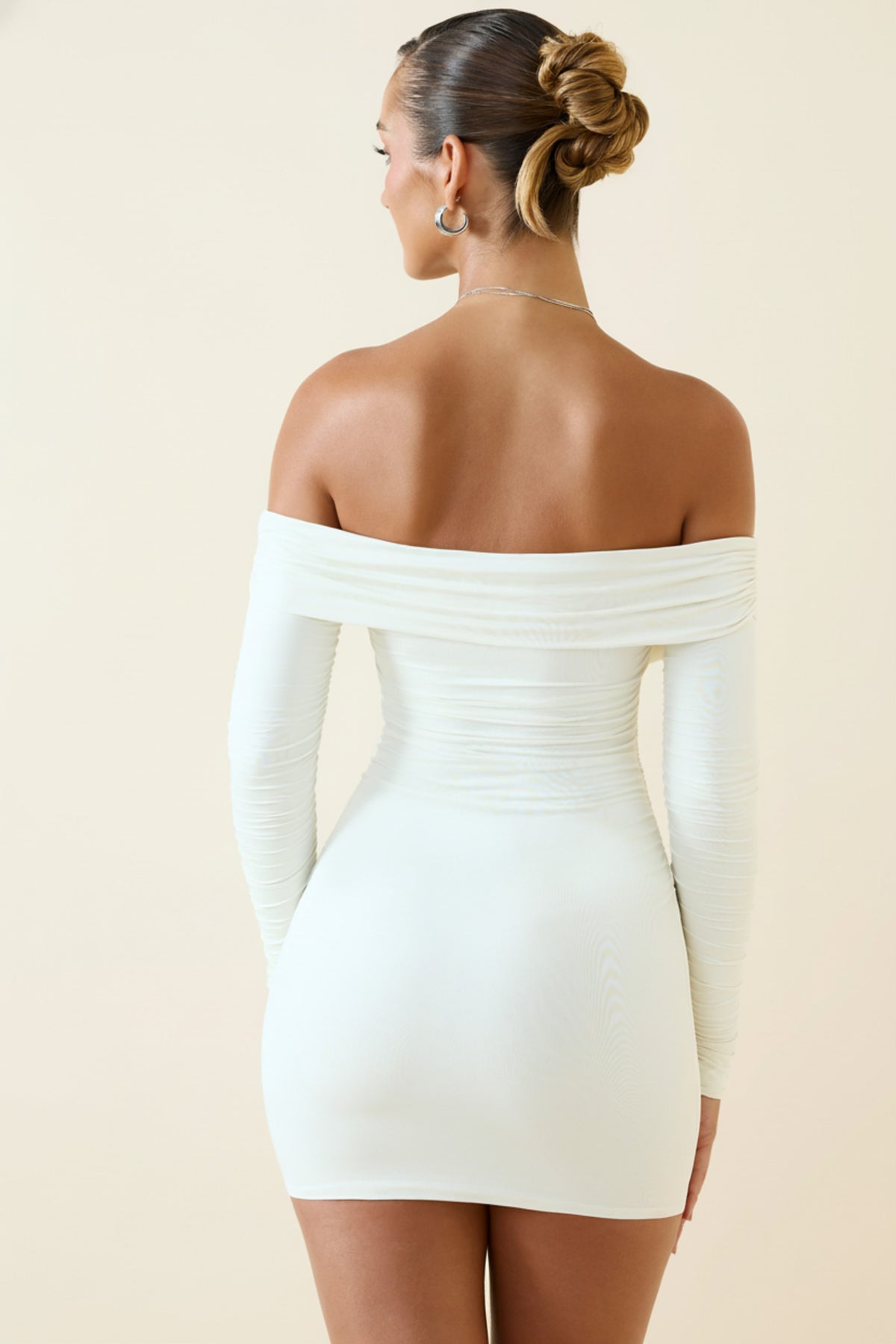 ⁣⁢Gerafftes Off-Shoulder-Bodycon-Minikleid in Vanille⁤⁣