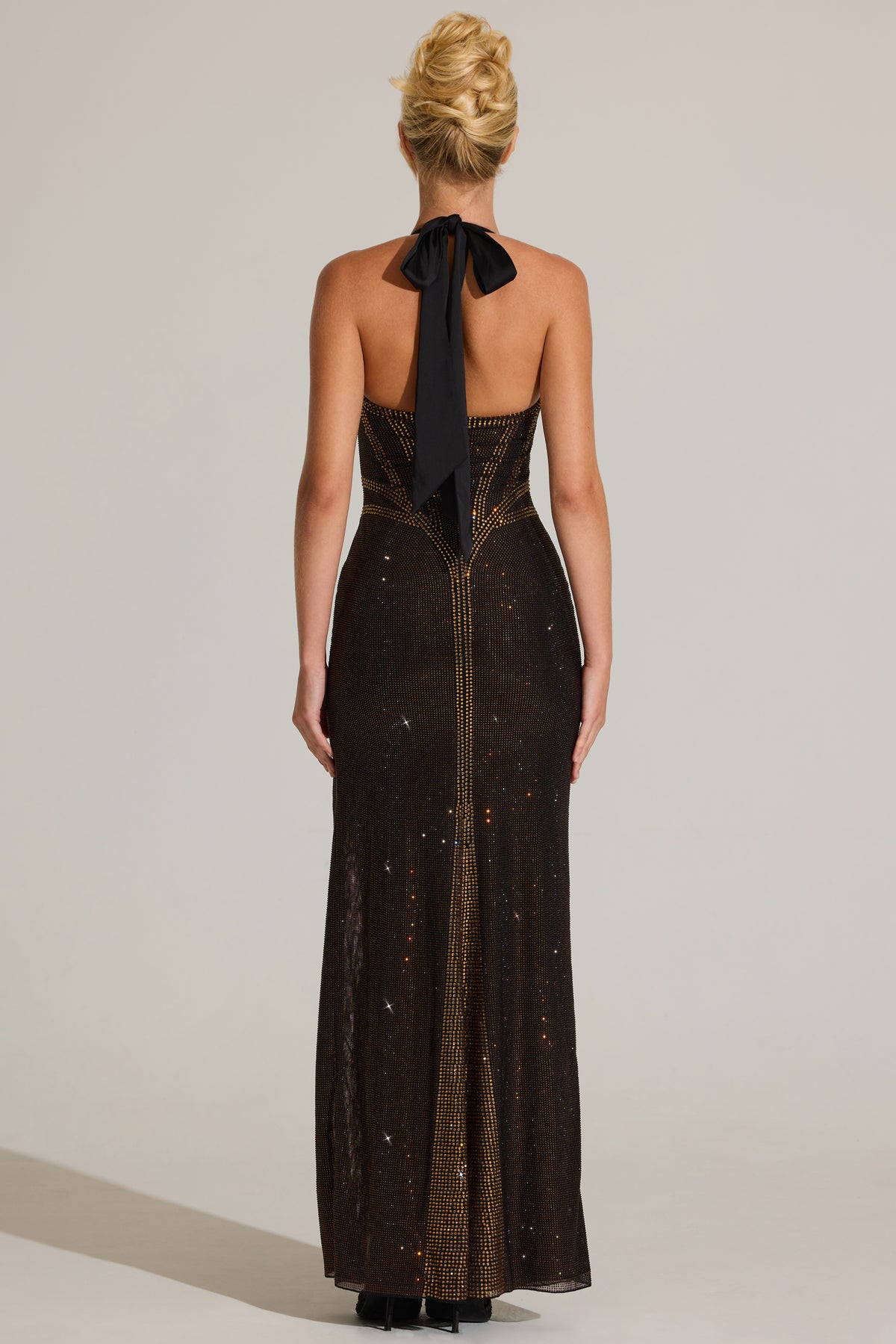 ⁣⁢Verziertes Neckholder-Maxikleid in Bronze⁤⁣