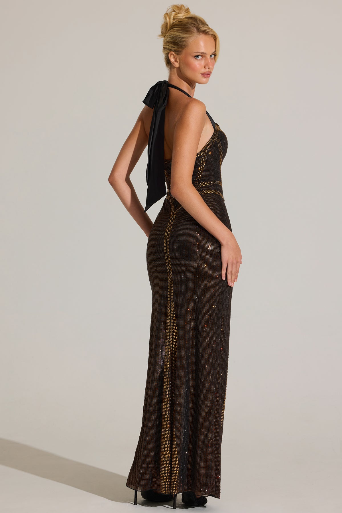 ⁣⁢Verziertes Neckholder-Maxikleid in Bronze⁤⁣ - 2