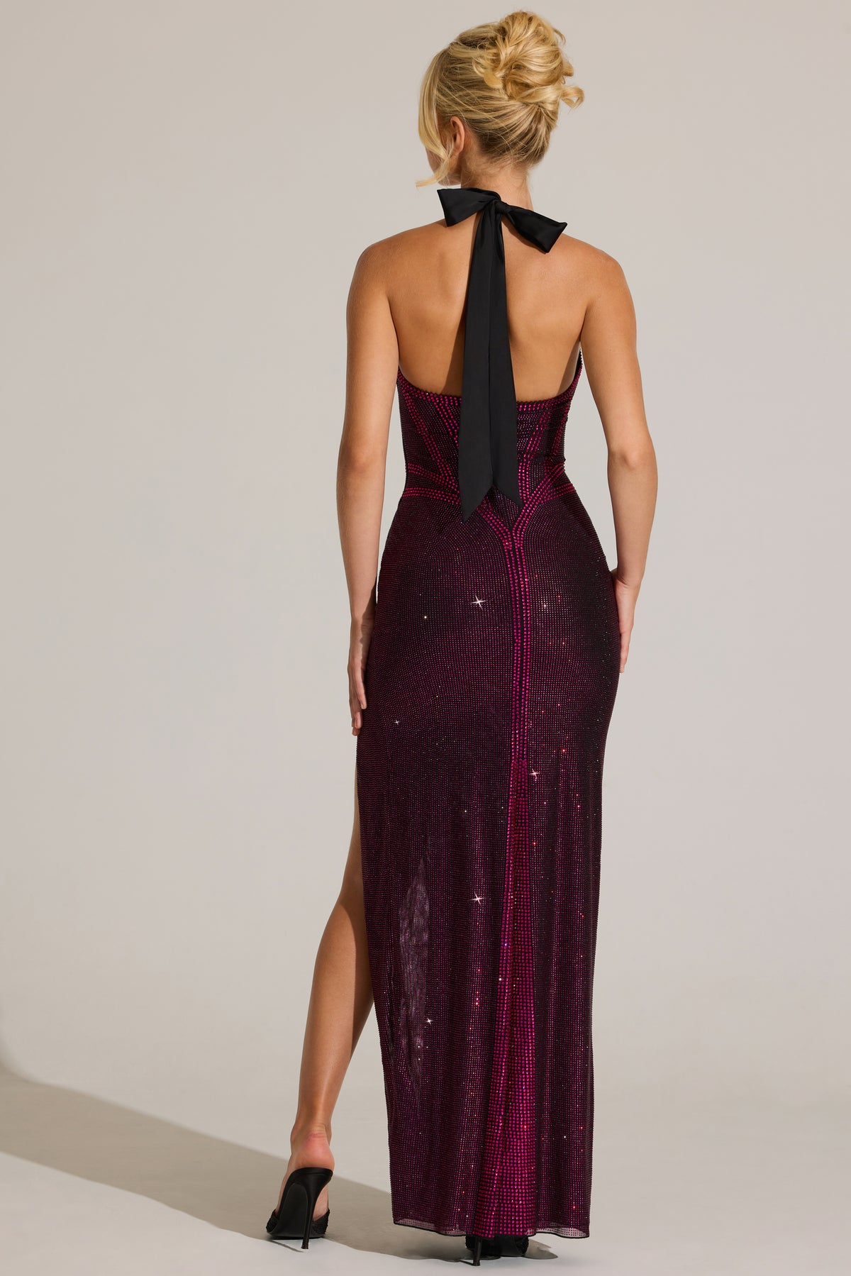 ⁣⁢Verziertes Neckholder-Maxikleid in Fuchsia Pink⁤⁣