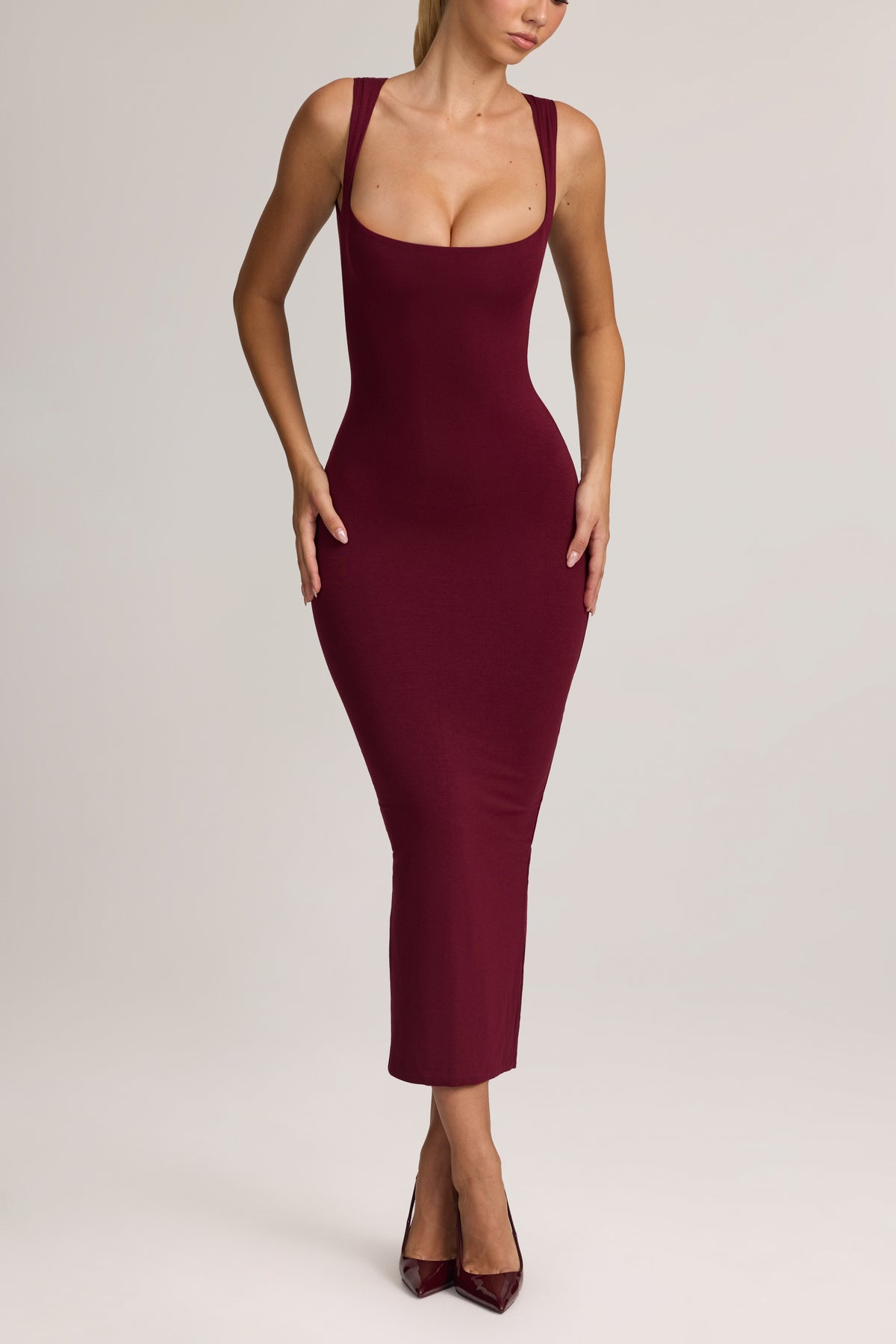 ⁣⁢Modal Bodycon Midikleid in Weinrot⁤⁣