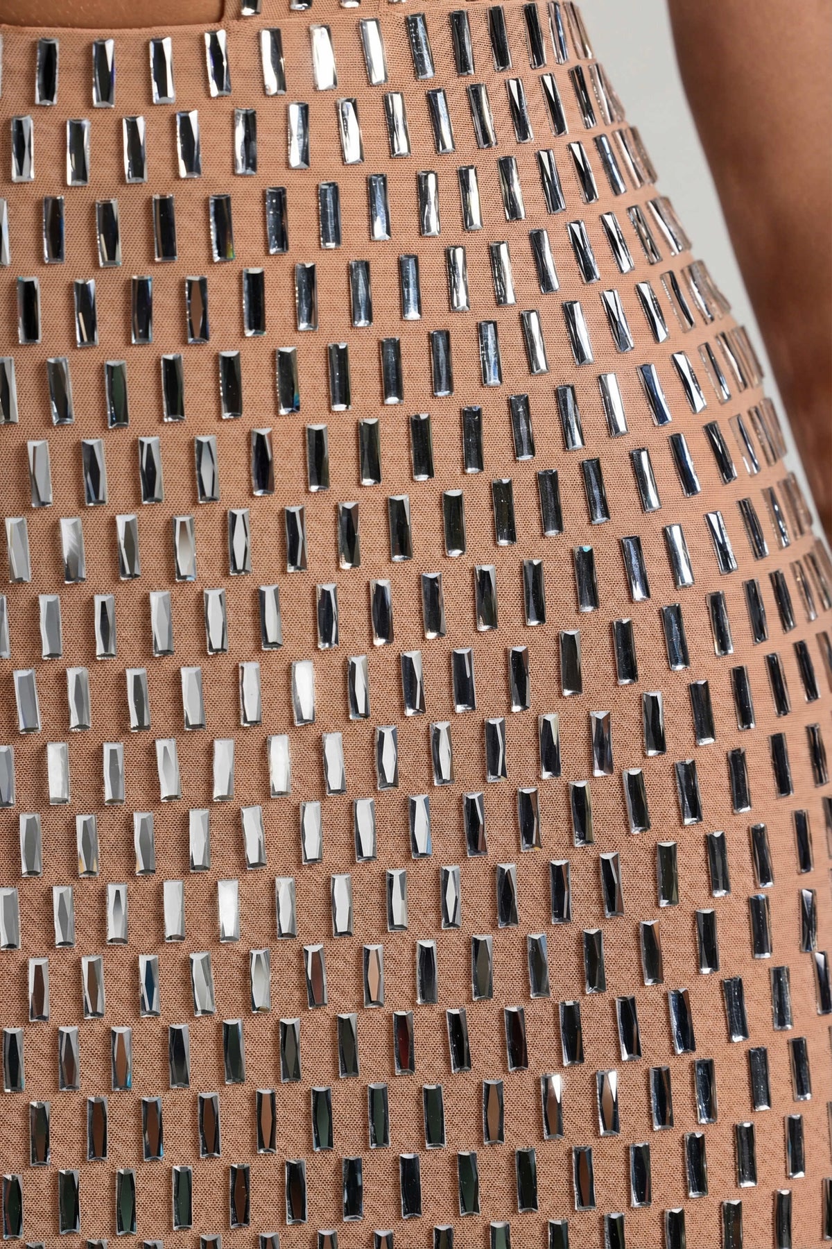 ⁣⁢Verziertes Cut-out-Minikleid in Honig⁤⁣