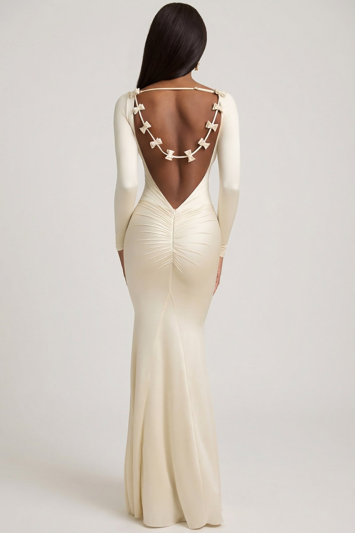 ⁣⁢Gerafftes Maxikleid mit Schleifendetail in Elfenbein⁤⁣