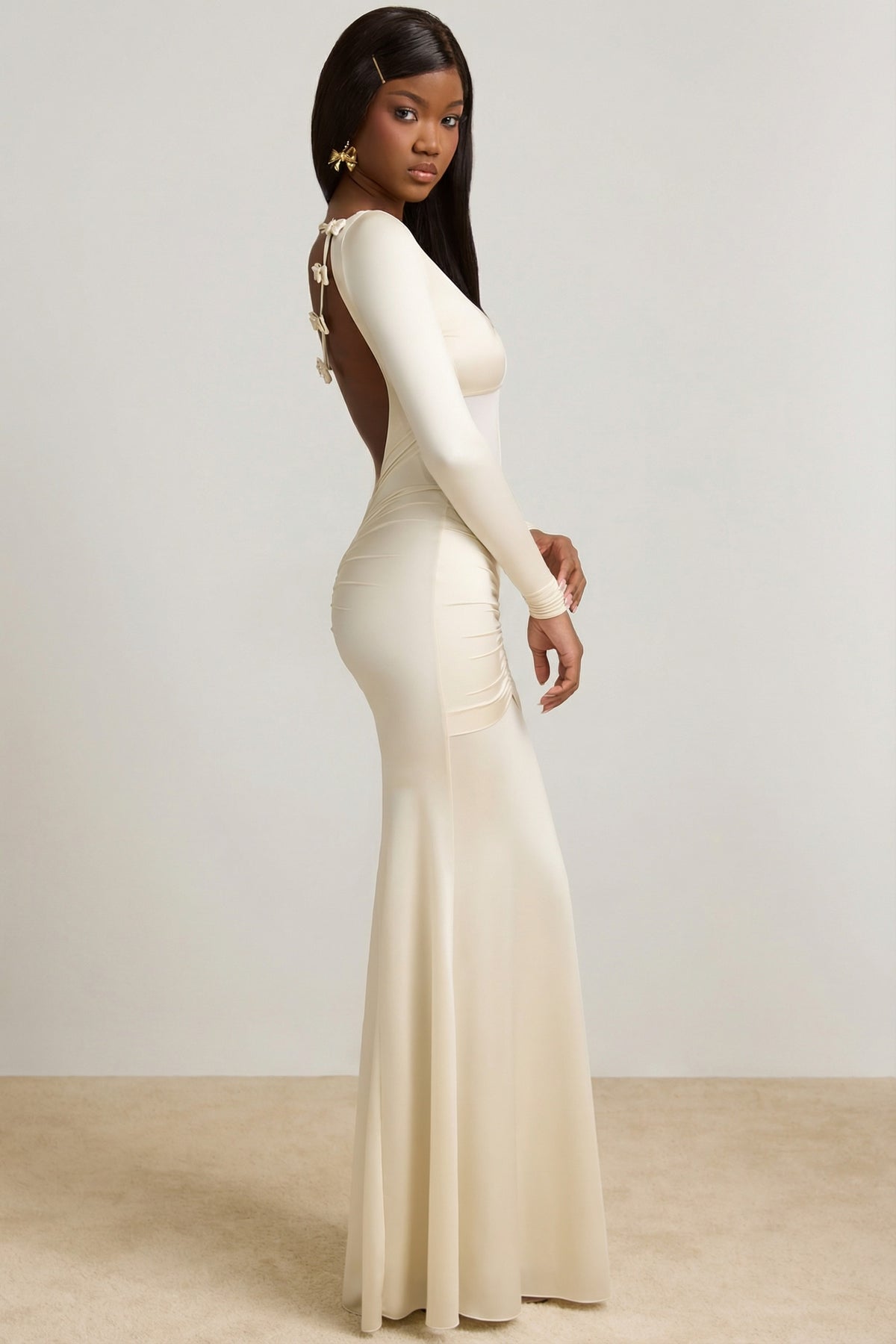 ⁣⁢Gerafftes Maxikleid mit Schleifendetail in Elfenbein⁤⁣