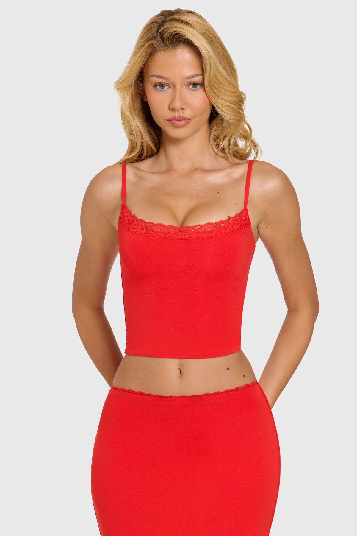 ⁣⁢Modal-Top mit Spitzenbesatz in Cherry⁤⁣ - 1