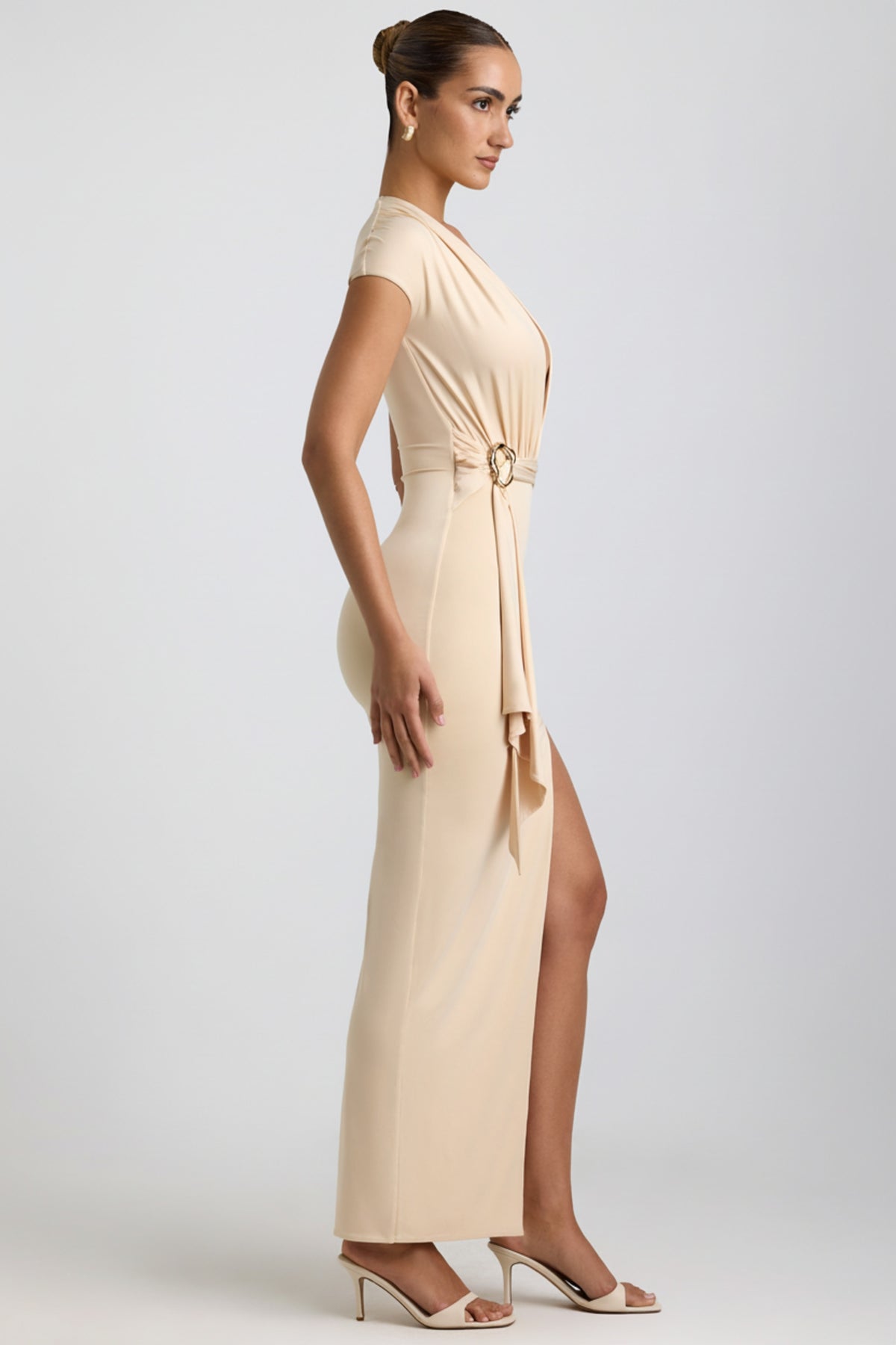 ⁣⁢Maxikleid aus Slinky-Jersey mit tiefem Ausschnitt und Metalldetail in Buttercreme⁤⁣