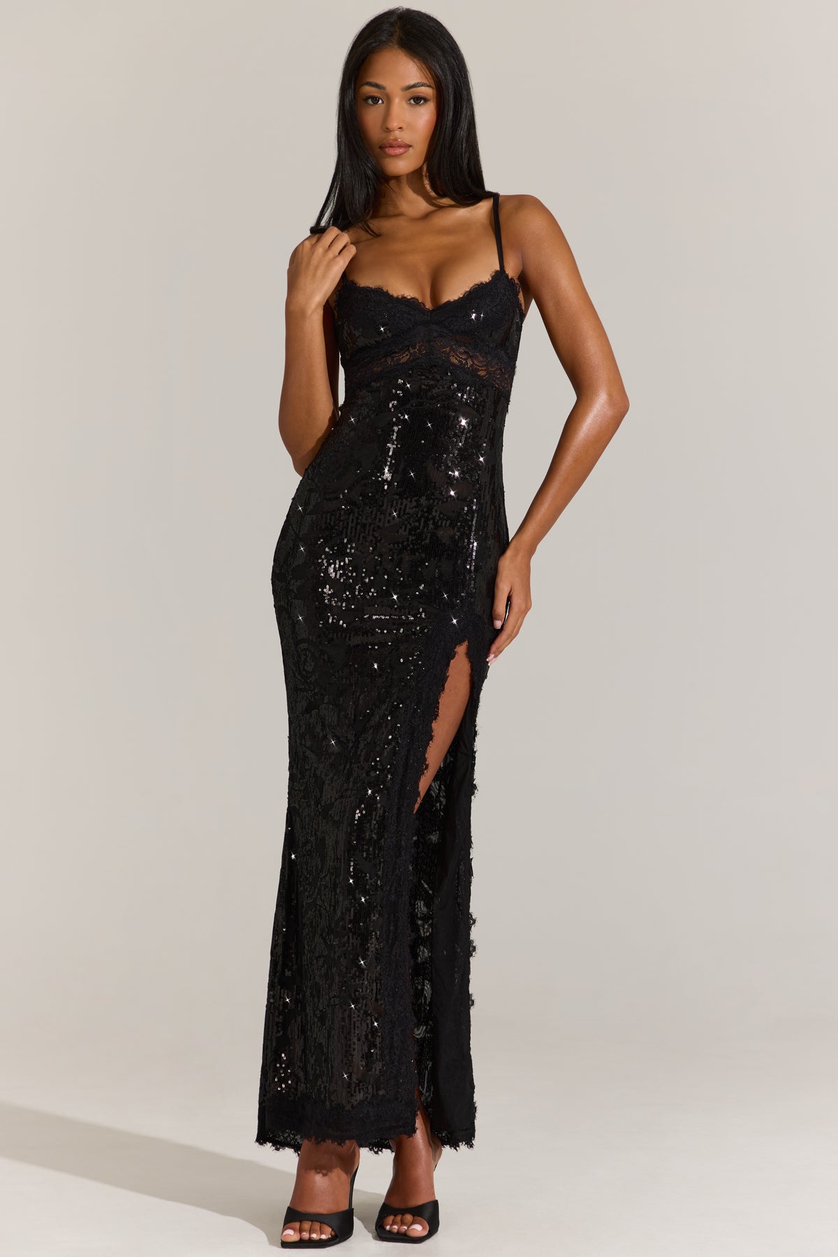 ⁣⁢Verziertes Maxikleid mit Spitzenbesatz in Schwarz⁤⁣
