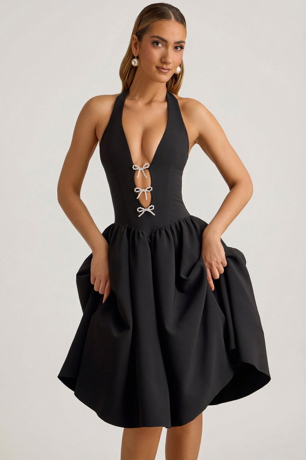 ⁣⁢Neckholder-Midikleid mit Schleifendetail in Schwarz⁤⁣