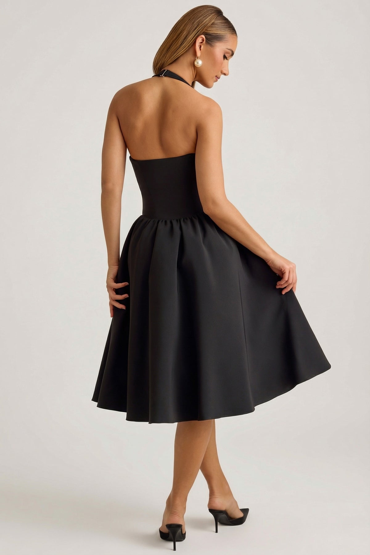 ⁣⁢Neckholder-Midikleid mit Schleifendetail in Schwarz⁤⁣