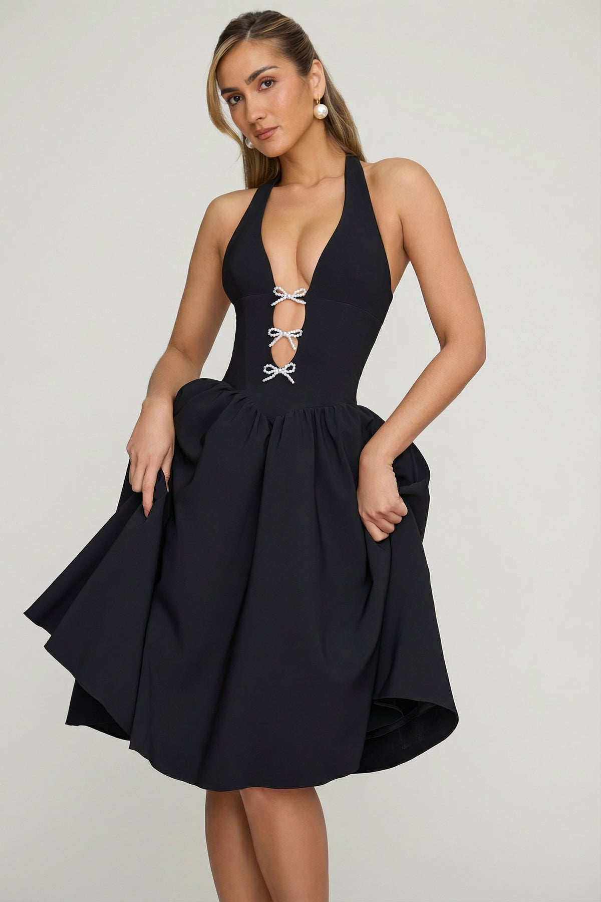 ⁣⁢Neckholder-Midikleid mit Schleifendetail in Schwarz⁤⁣