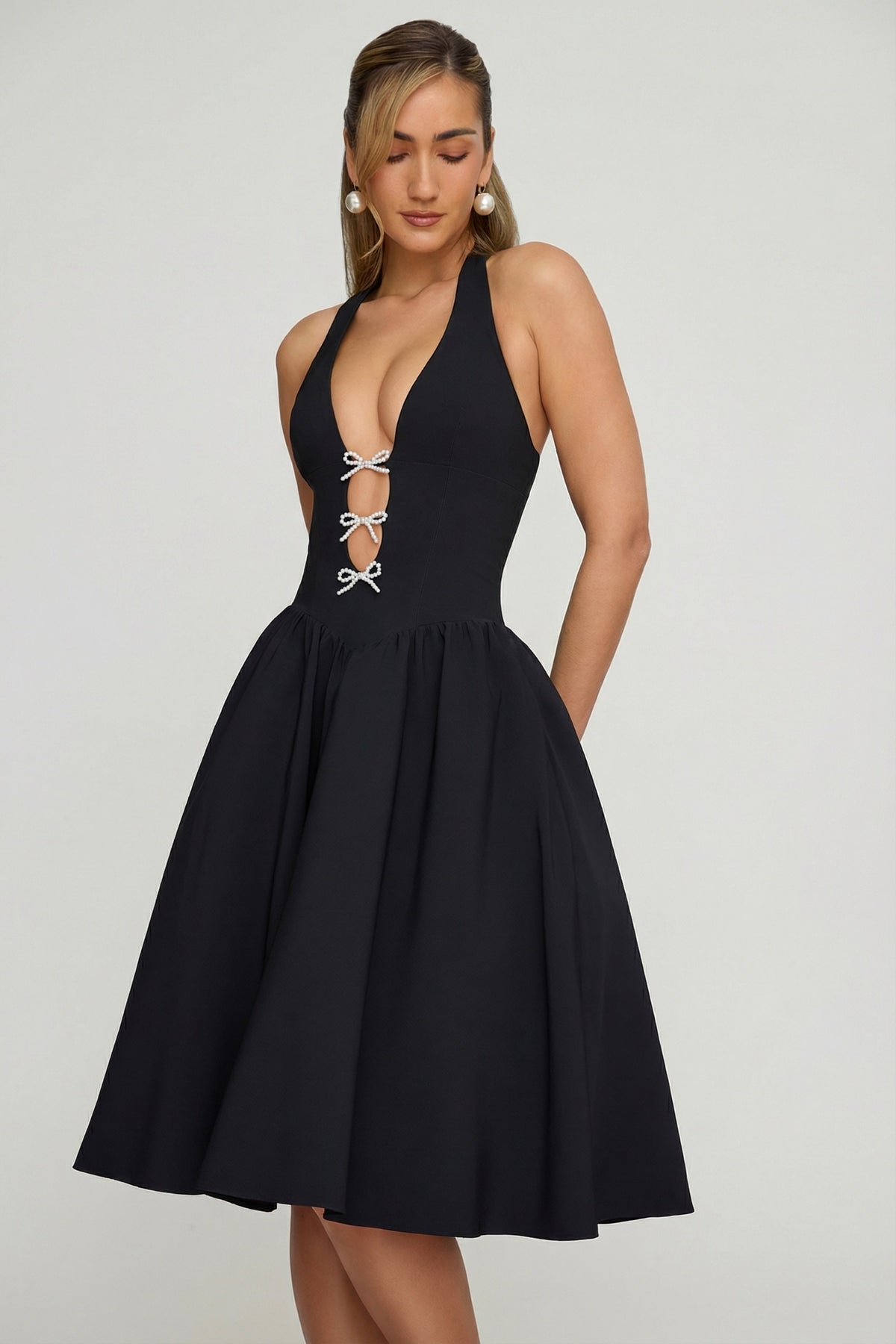 ⁣⁢Neckholder-Midikleid mit Schleifendetail in Schwarz⁤⁣