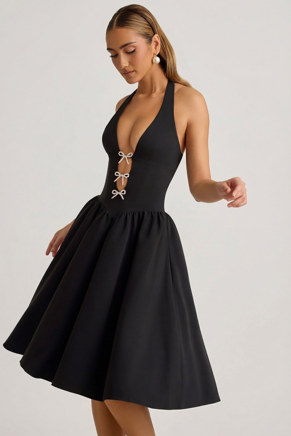 ⁣⁢Neckholder-Midikleid mit Schleifendetail in Schwarz⁤⁣