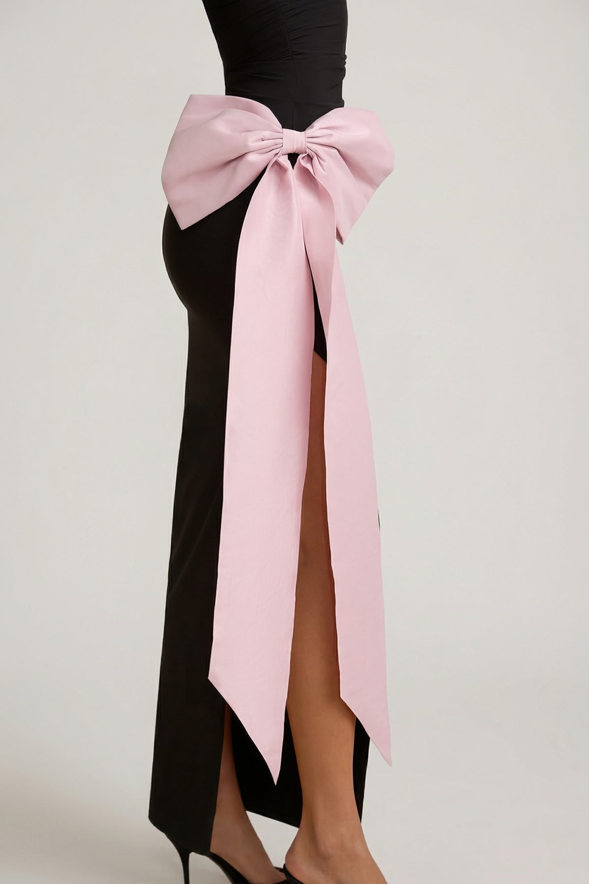 ⁣⁢Trägerloses Maxikleid mit Schleifen-Detail in Schwarz⁤⁣