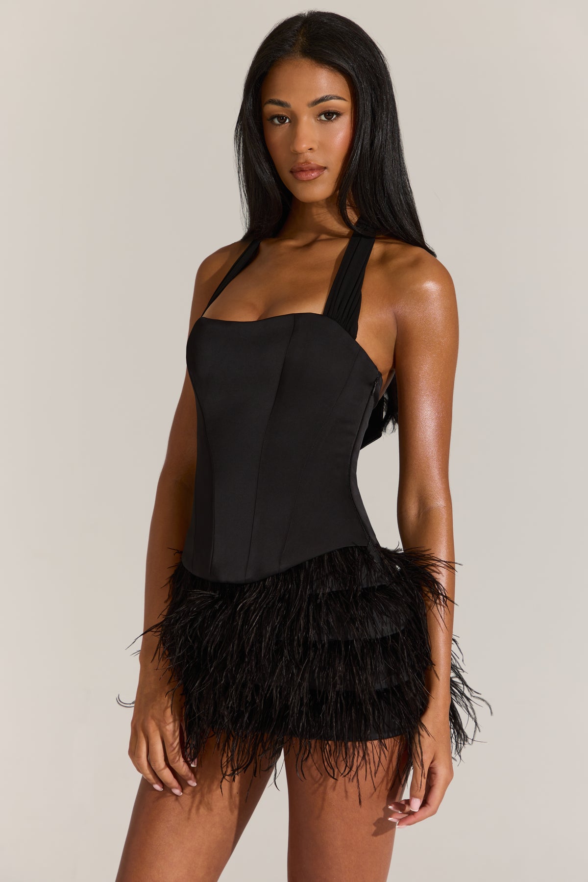 ⁣⁢Korsett-Minikleid aus Satin mit Federn in Schwarz⁤⁣
