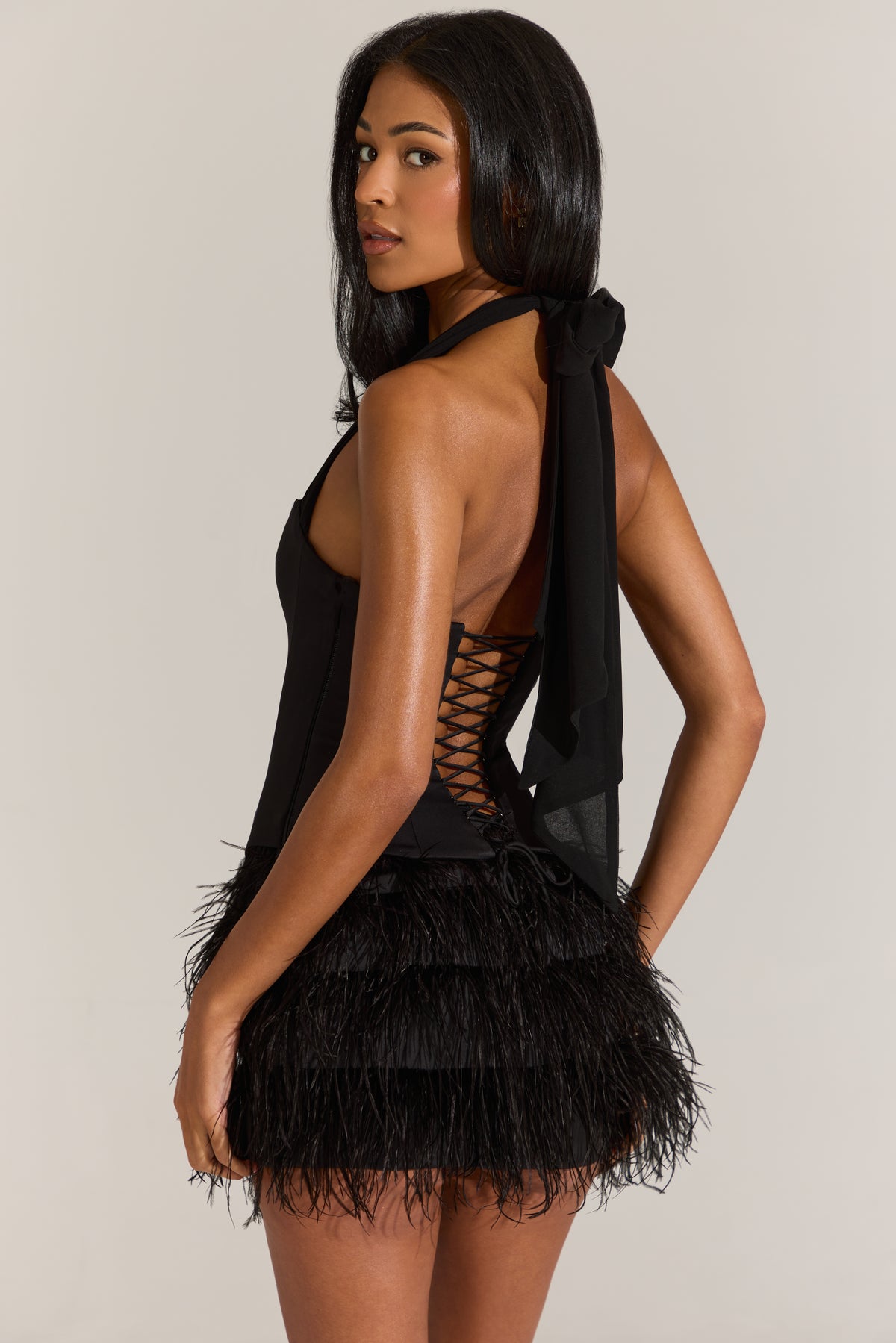 ⁣⁢Korsett-Minikleid aus Satin mit Federn in Schwarz⁤⁣ - 2