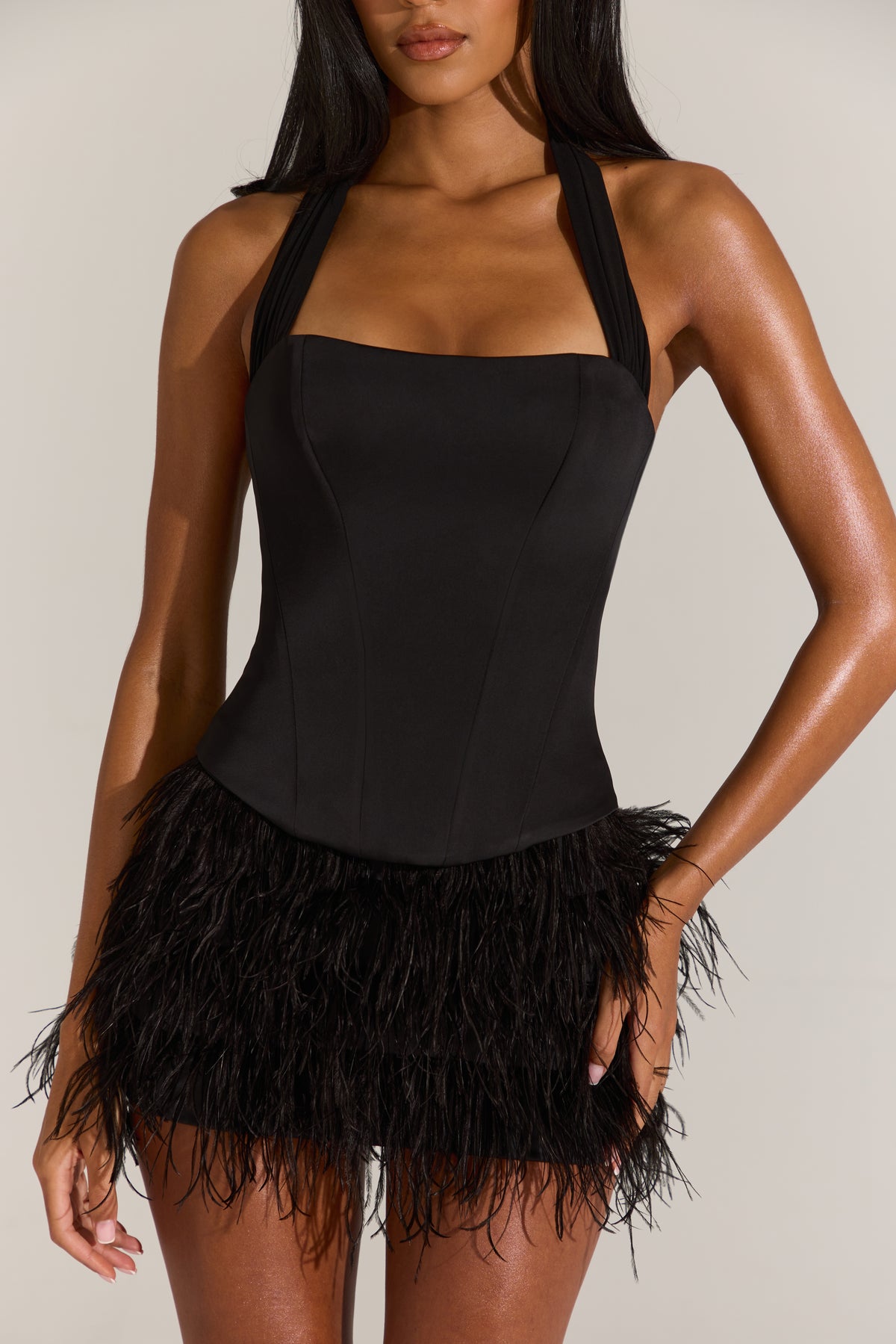 ⁣⁢Korsett-Minikleid aus Satin mit Federn in Schwarz⁤⁣