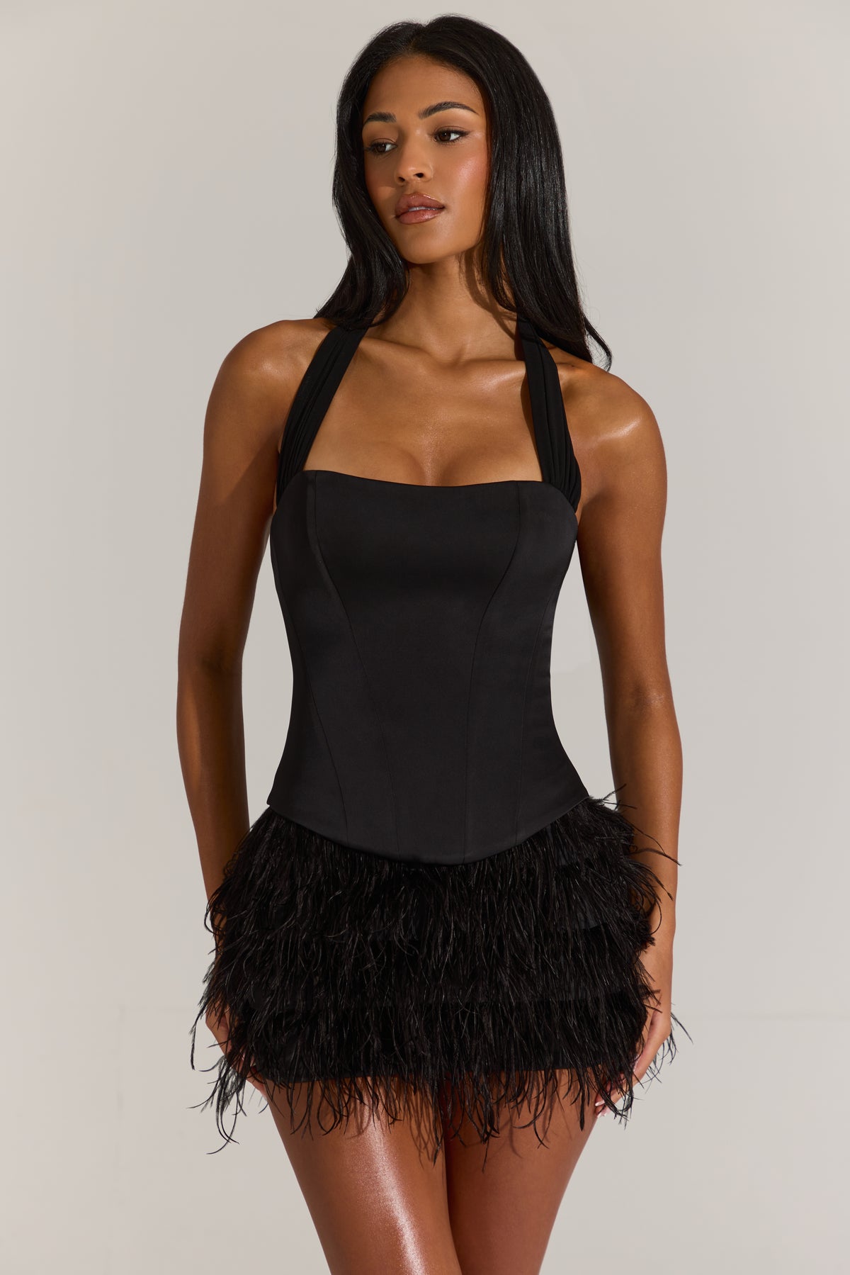 ⁣⁢Korsett-Minikleid aus Satin mit Federn in Schwarz⁤⁣