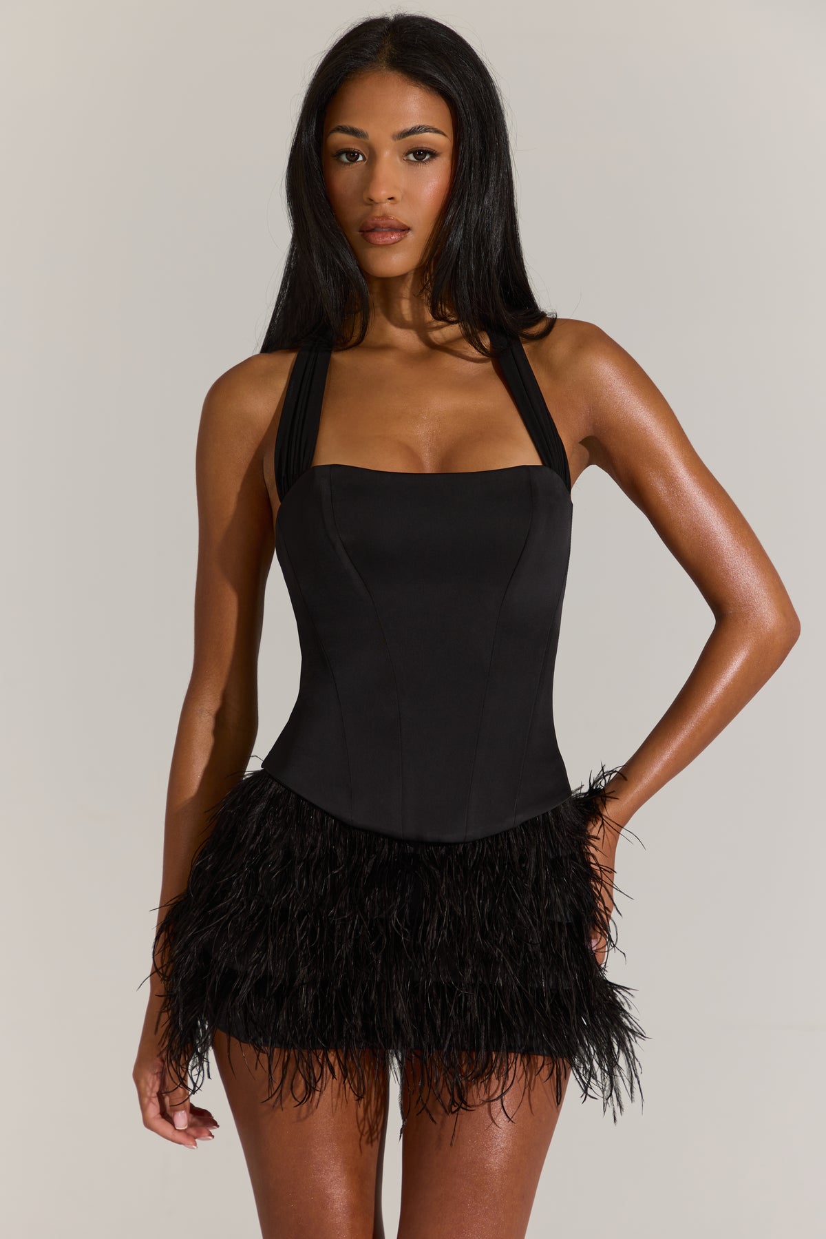 ⁣⁢Korsett-Minikleid aus Satin mit Federn in Schwarz⁤⁣