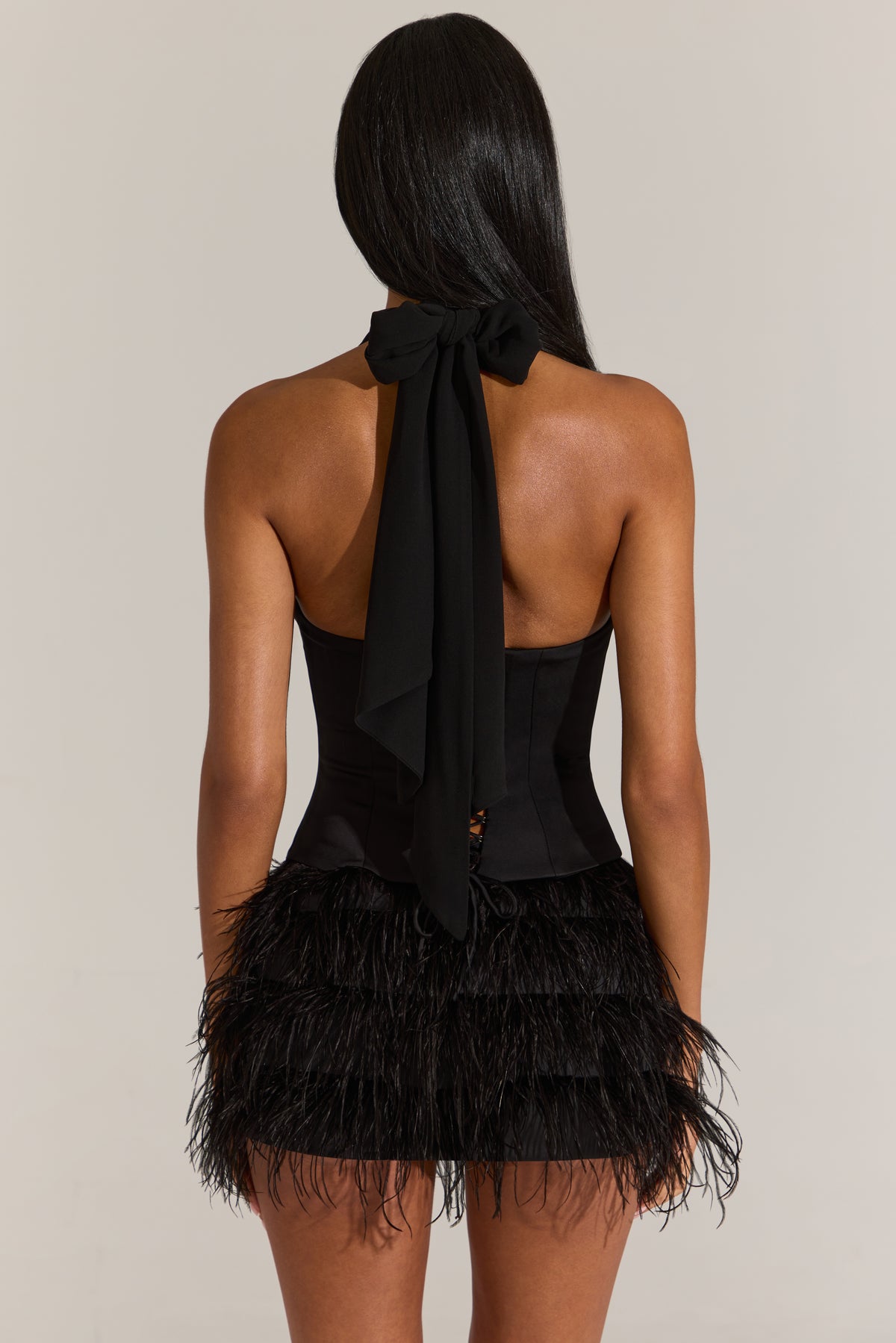 ⁣⁢Korsett-Minikleid aus Satin mit Federn in Schwarz⁤⁣