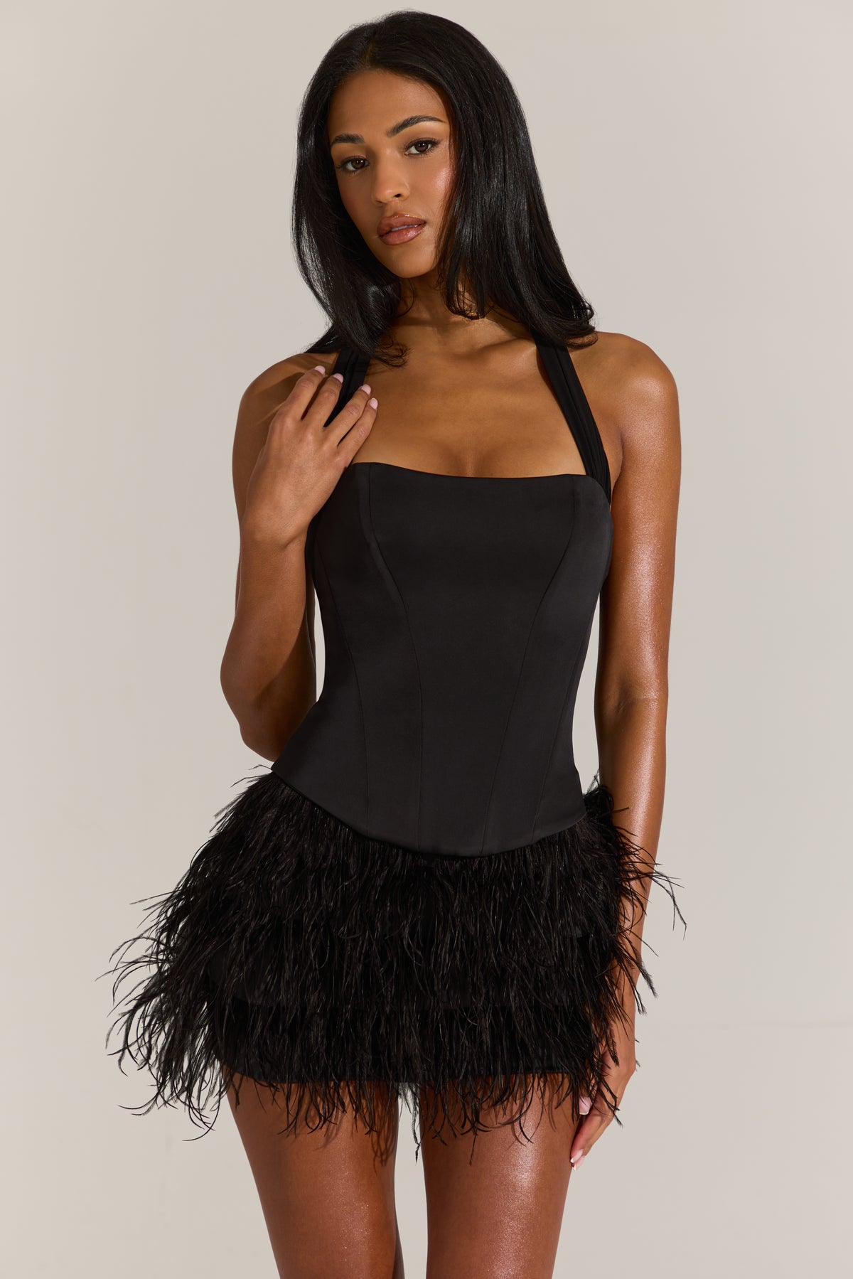 ⁣⁢Korsett-Minikleid aus Satin mit Federn in Schwarz⁤⁣