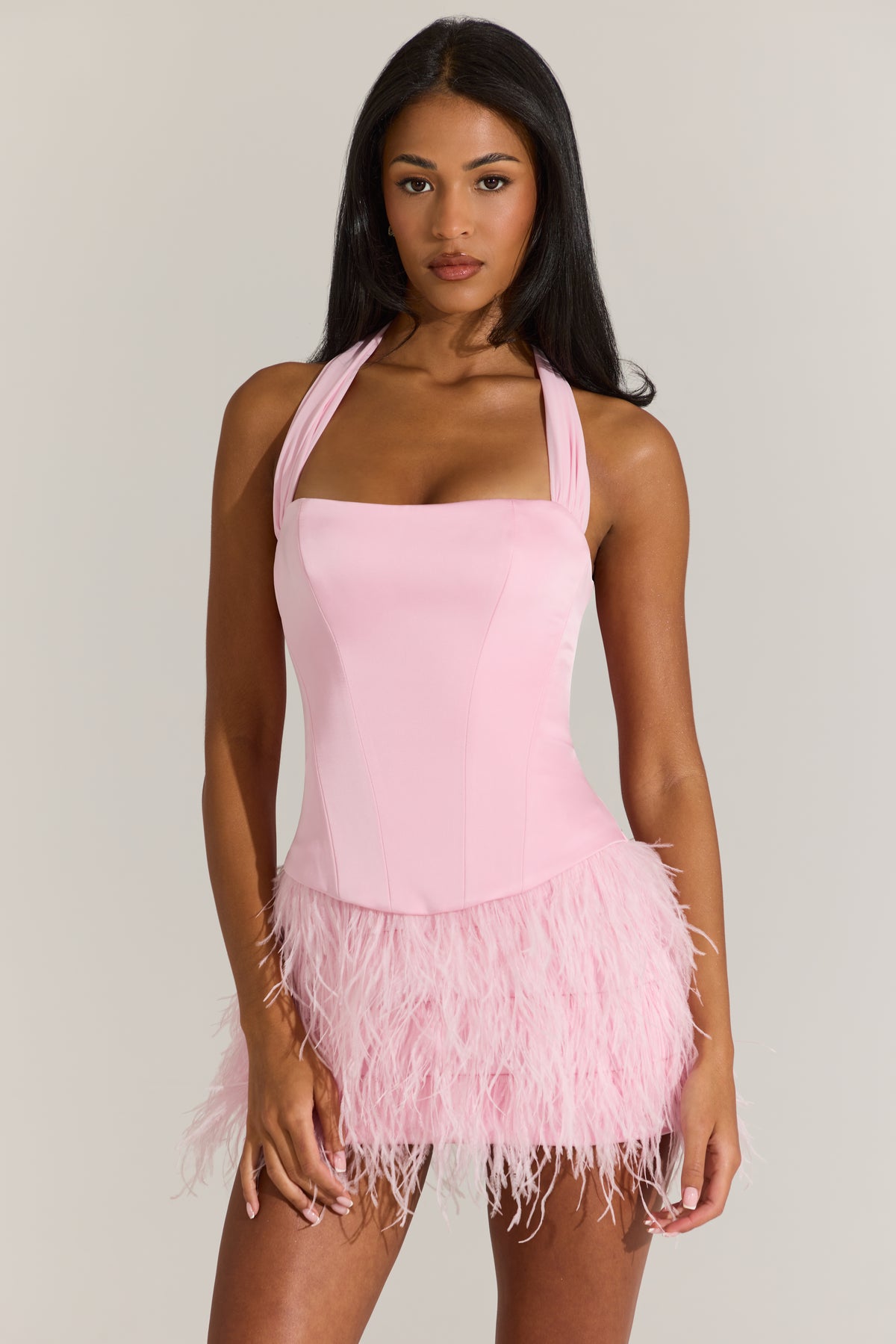 ⁣⁢Korsett-Minikleid aus Satin mit Federn in Blossom Pink⁤⁣