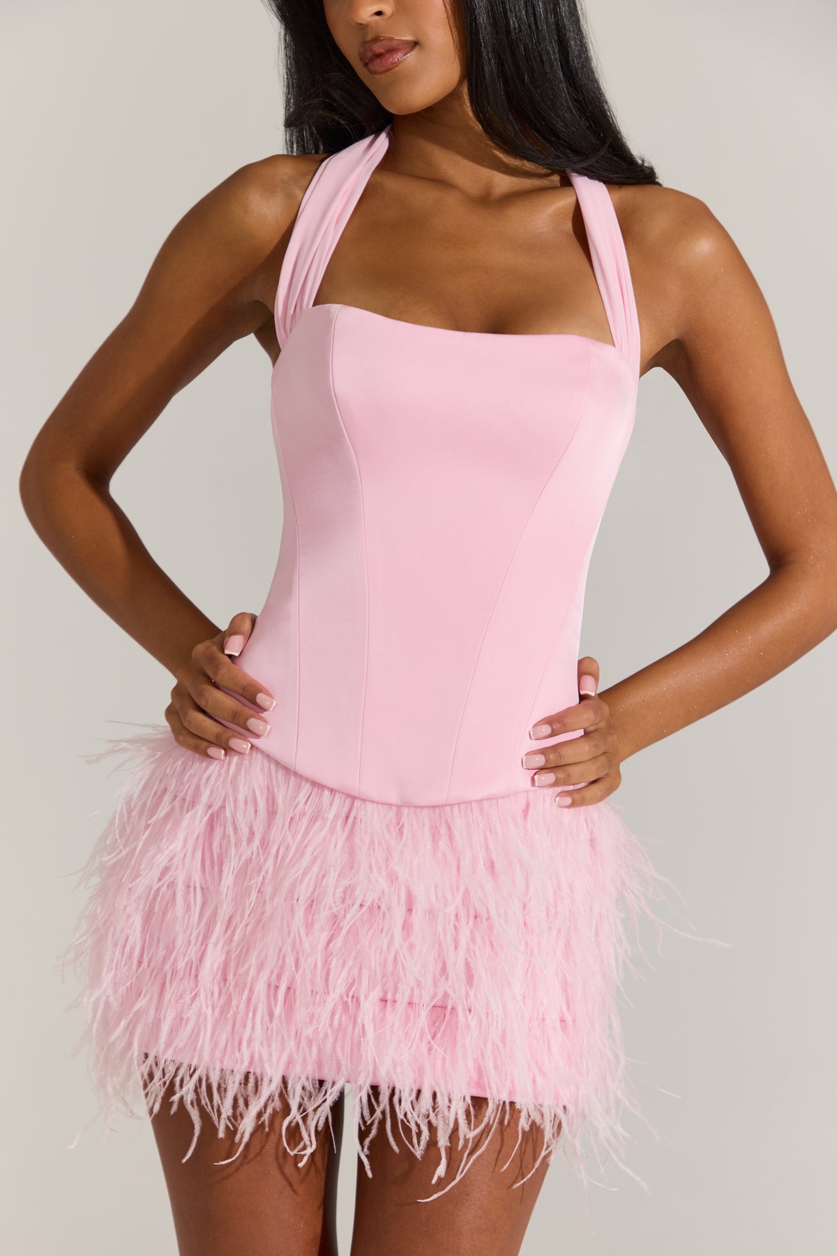 ⁣⁢Korsett-Minikleid aus Satin mit Federn in Blossom Pink⁤⁣