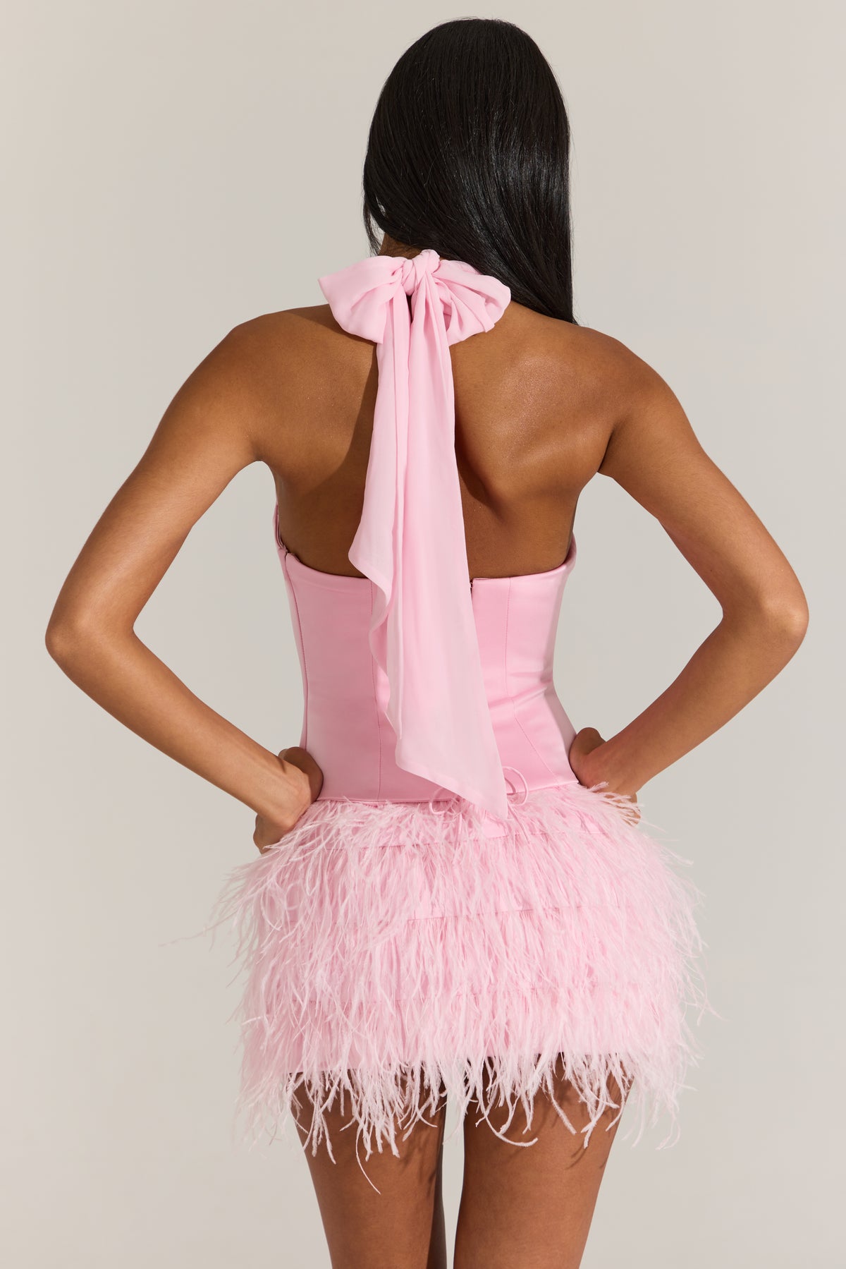 ⁣⁢Korsett-Minikleid aus Satin mit Federn in Blossom Pink⁤⁣