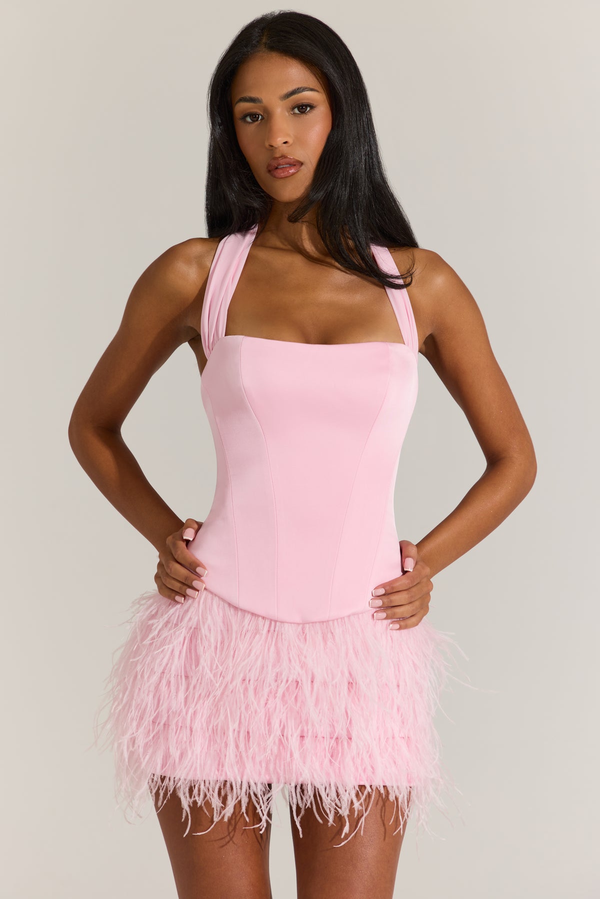 ⁣⁢Korsett-Minikleid aus Satin mit Federn in Blossom Pink⁤⁣