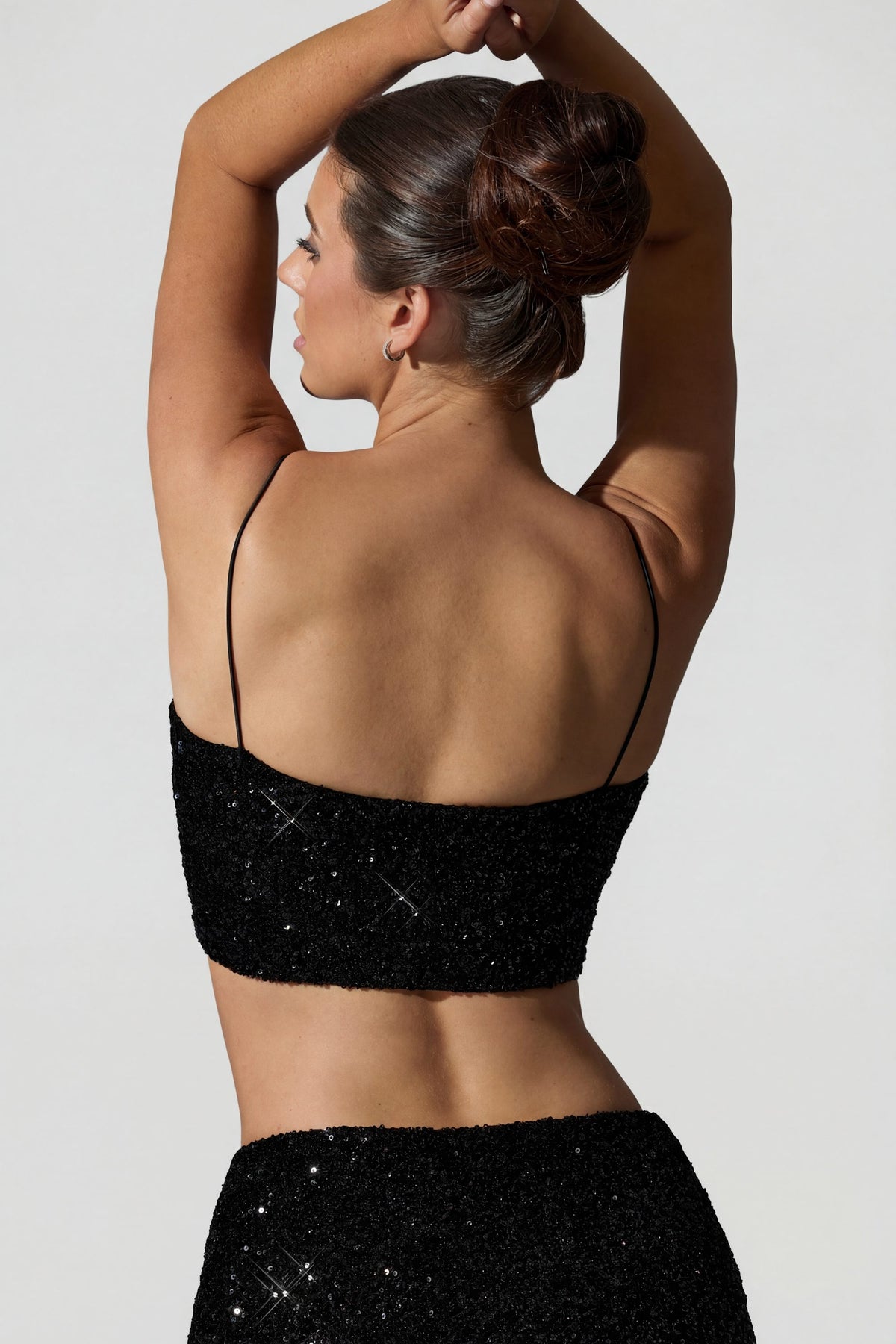 ⁣⁢Verziertes Cut-out-Crop-Top in Schwarz⁤⁣