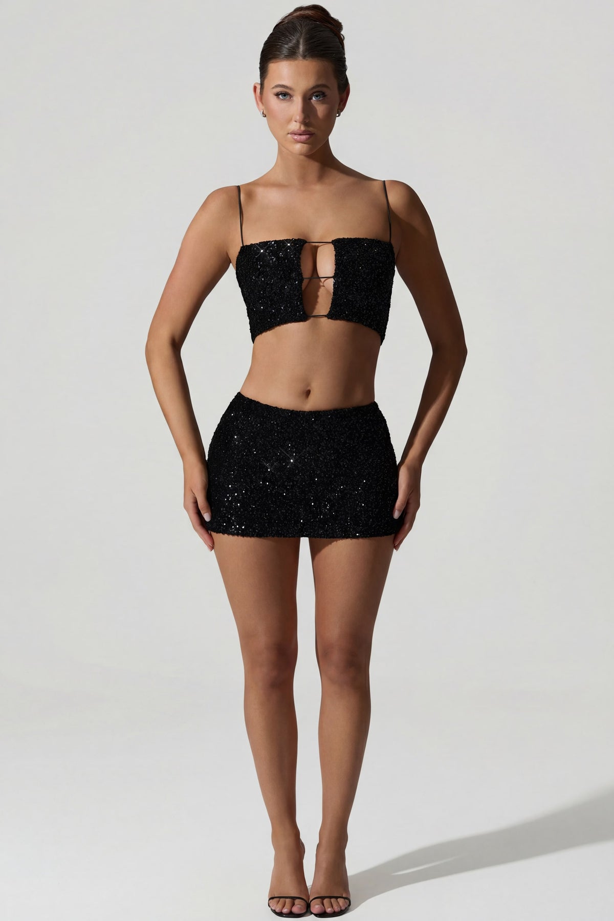 ⁣⁢Verziertes Cut-out-Crop-Top in Schwarz⁤⁣