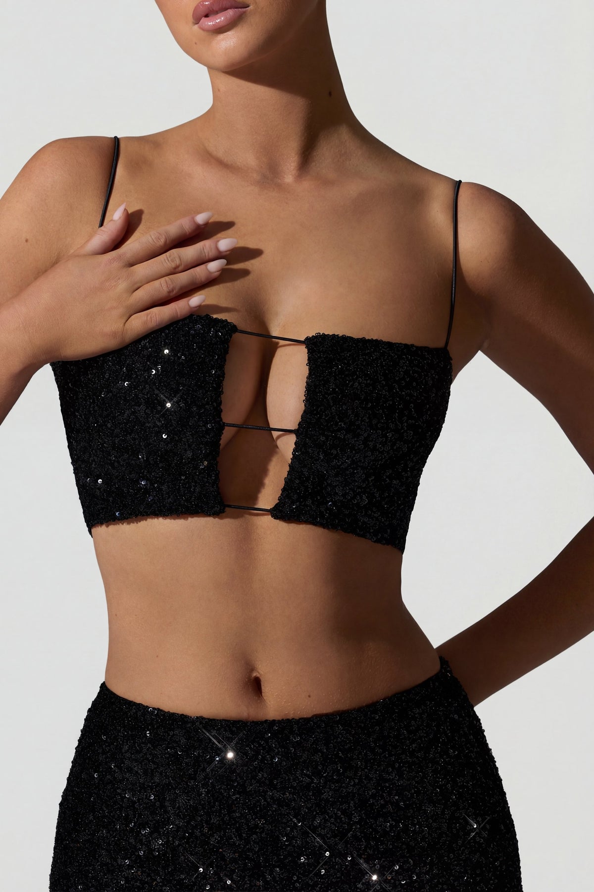 ⁣⁢Verziertes Cut-out-Crop-Top in Schwarz⁤⁣