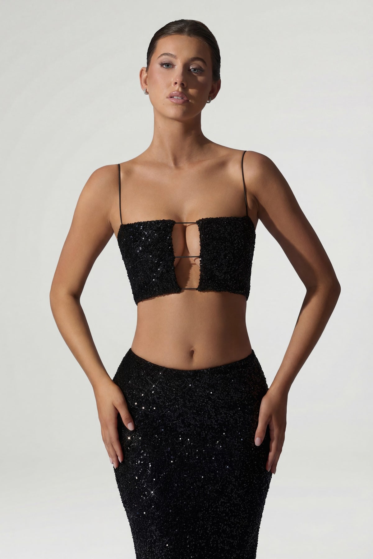 ⁣⁢Verziertes Cut-out-Crop-Top in Schwarz⁤⁣