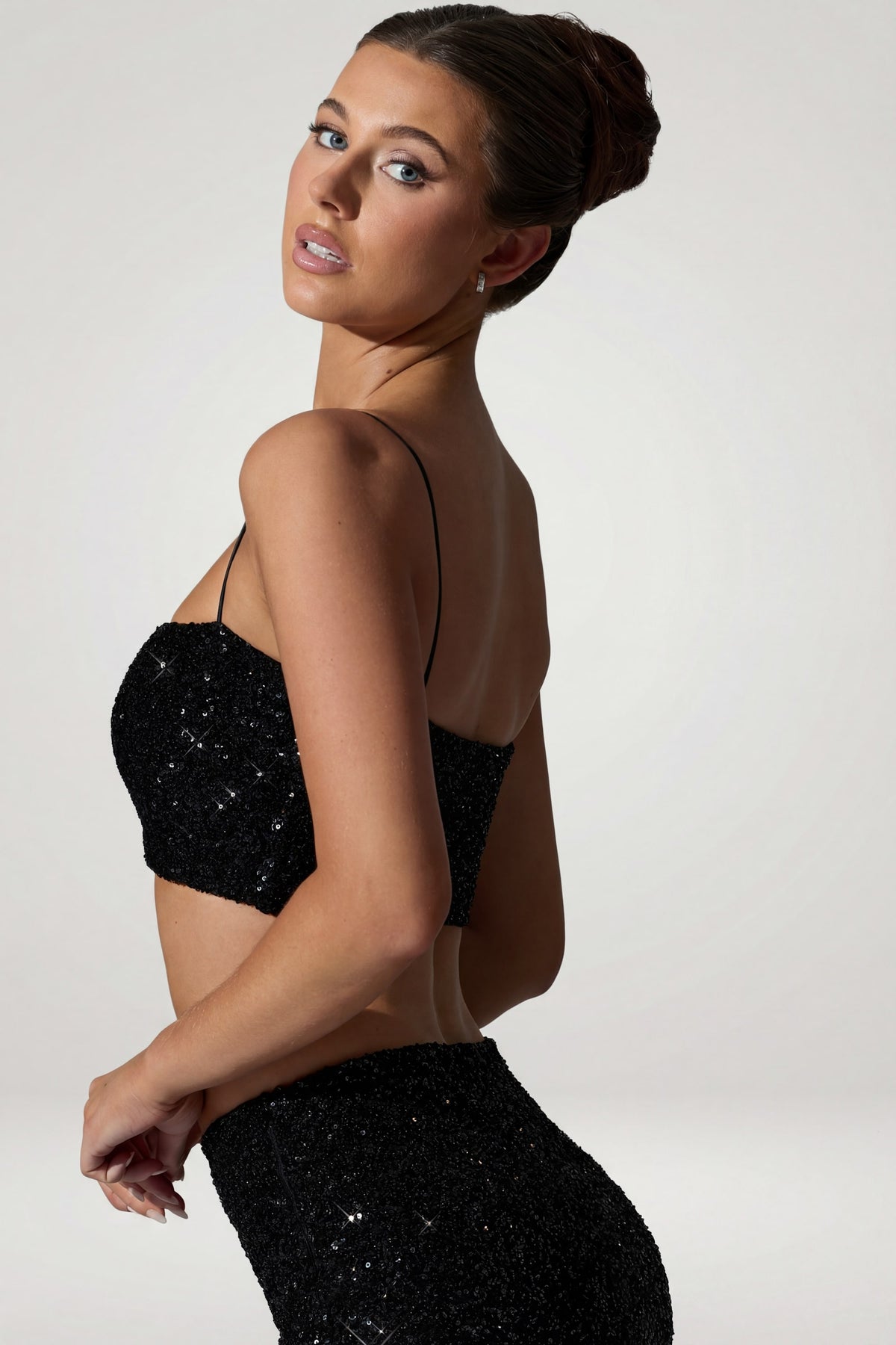 ⁣⁢Verziertes Cut-out-Crop-Top in Schwarz⁤⁣