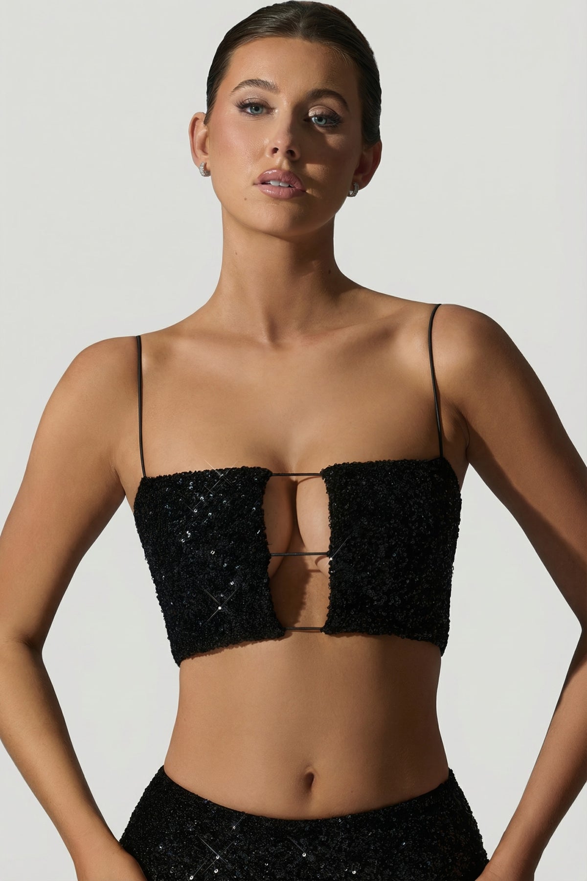 ⁣⁢Verziertes Cut-out-Crop-Top in Schwarz⁤⁣