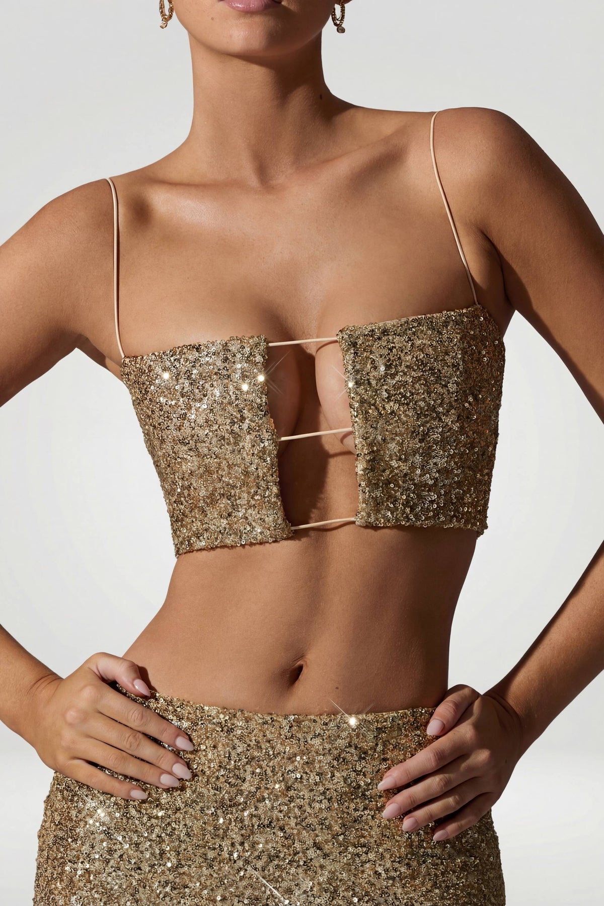 ⁣⁢Crop-Top mit verzierten Cut-outs in Gold⁤⁣