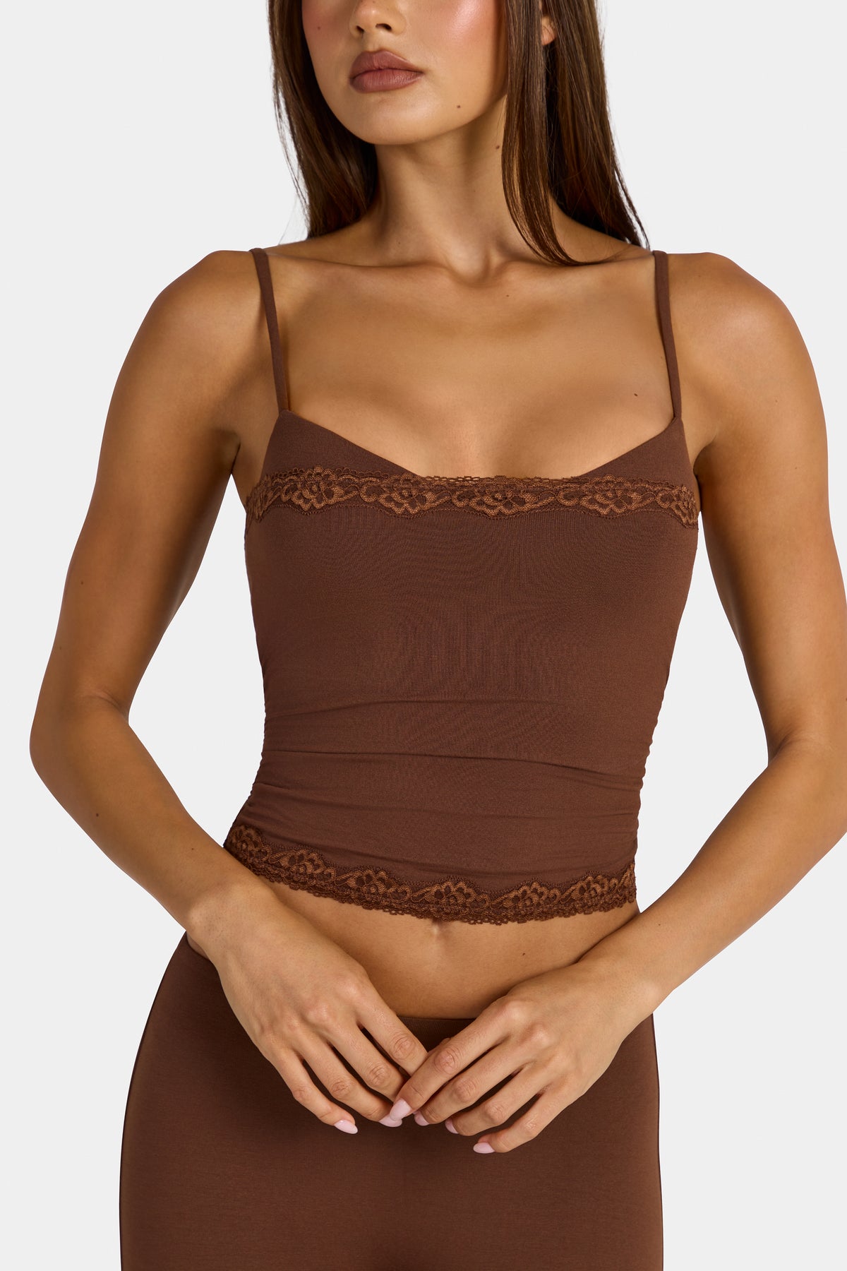 ⁣⁢Modal-Tanktop mit Spitzenbesatz und Peekaboo-Detail in Cocoa Brown⁤⁣ - 2