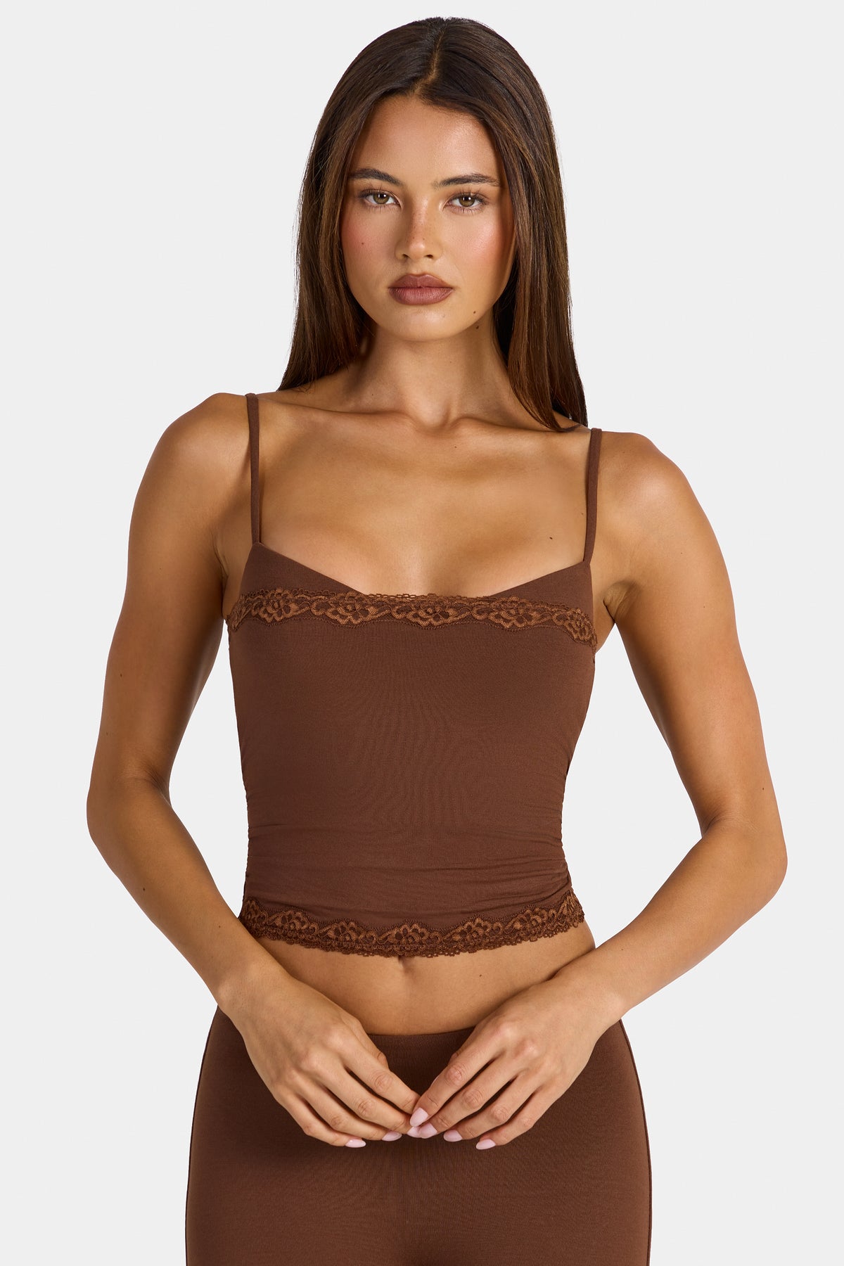 ⁣⁢Modal-Tanktop mit Spitzenbesatz und Peekaboo-Detail in Cocoa Brown⁤⁣ - 1