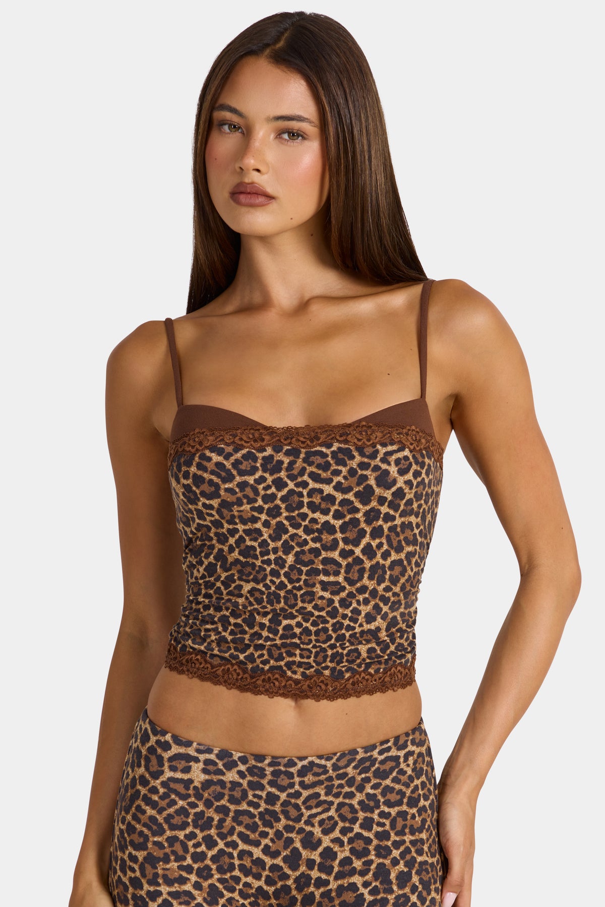 ⁣⁢Modal-Tanktop mit Spitzenbesatz und Peekaboo-Detail im Leopardenmuster⁤⁣ - 1