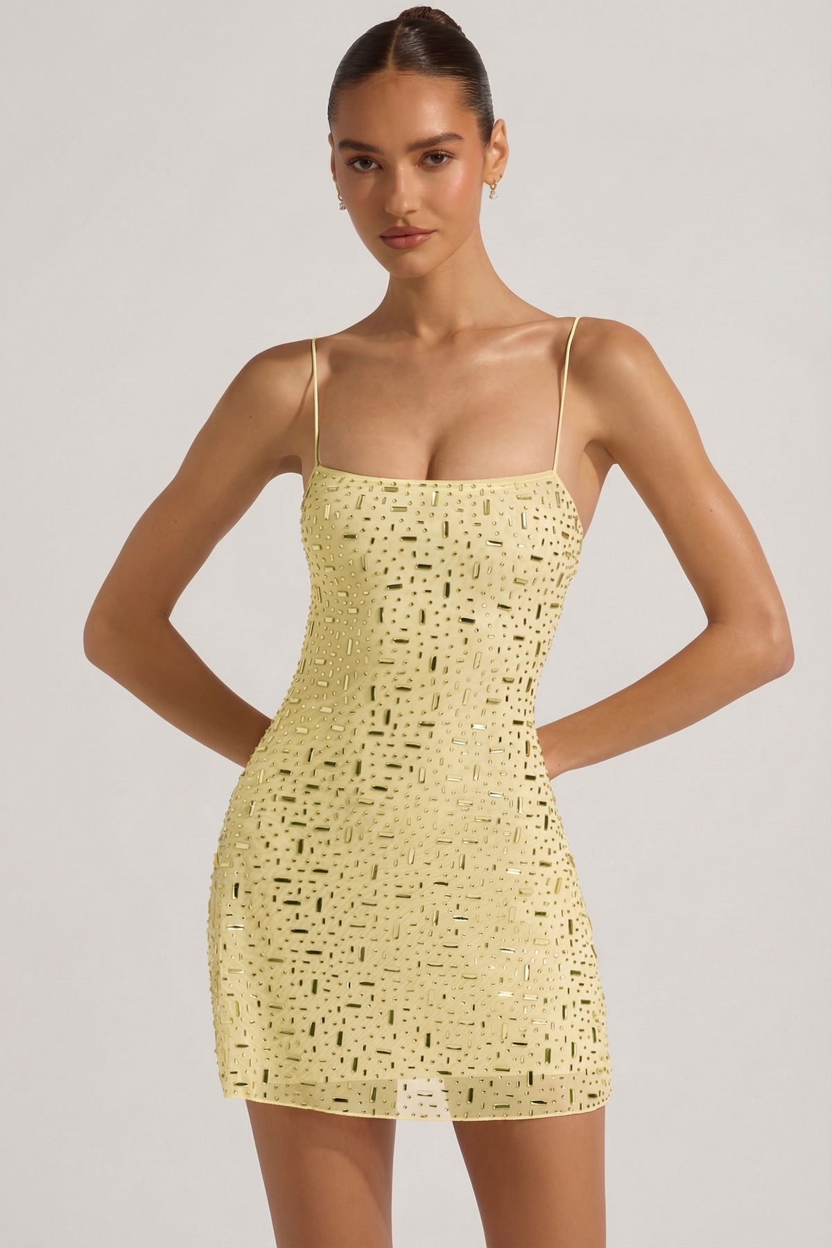⁣⁢Transparentes, verziertes Minikleid mit eckigem Ausschnitt in Gelb⁤⁣