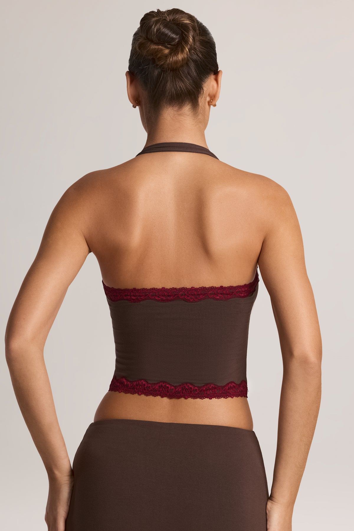 ⁣⁢Modal-Neckholder-Top mit Spitzenbesatz in Schokoladenbraun⁤⁣ - 2