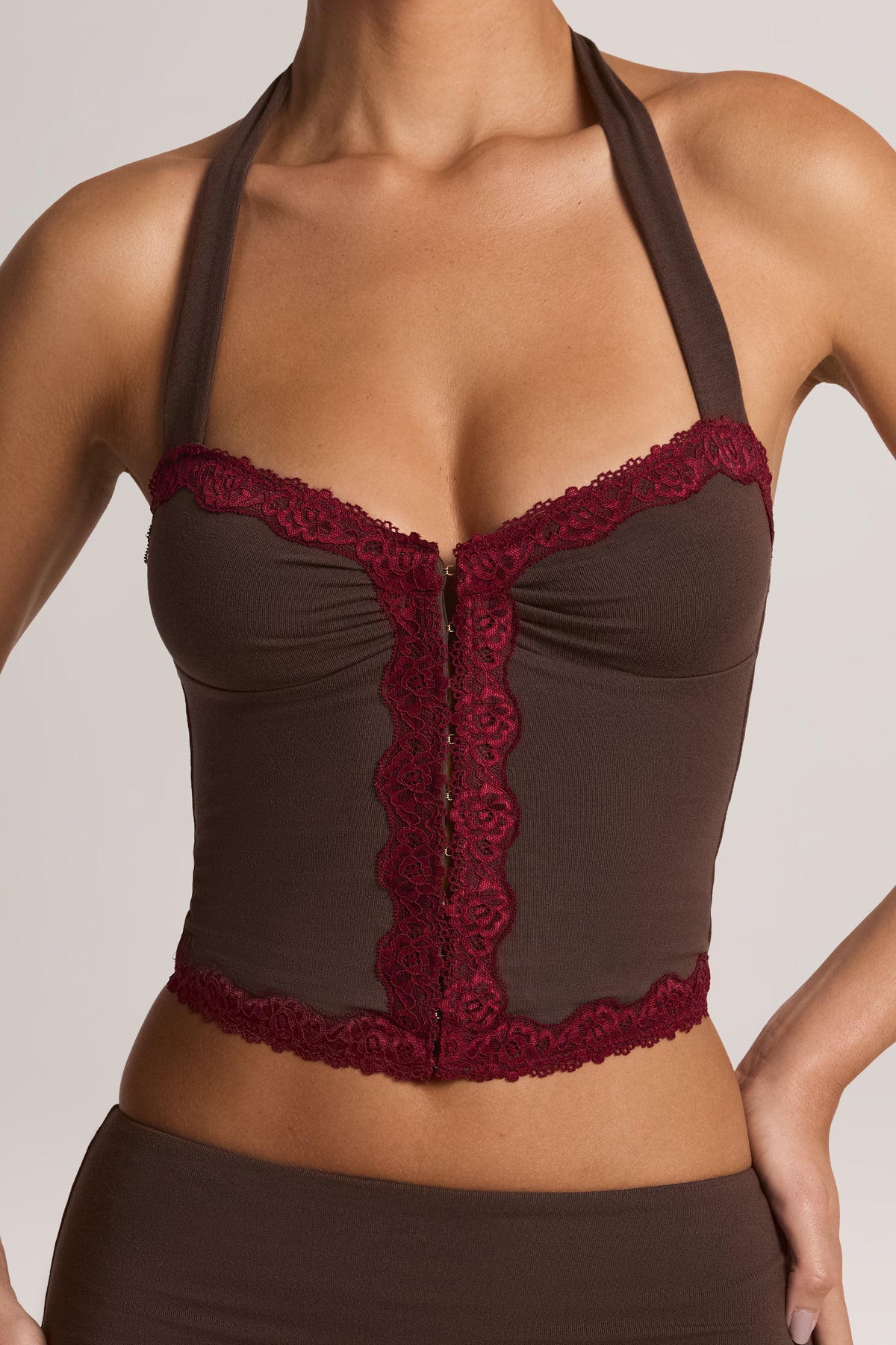 ⁣⁢Modal-Neckholder-Top mit Spitzenbesatz in Schokoladenbraun⁤⁣ - 1