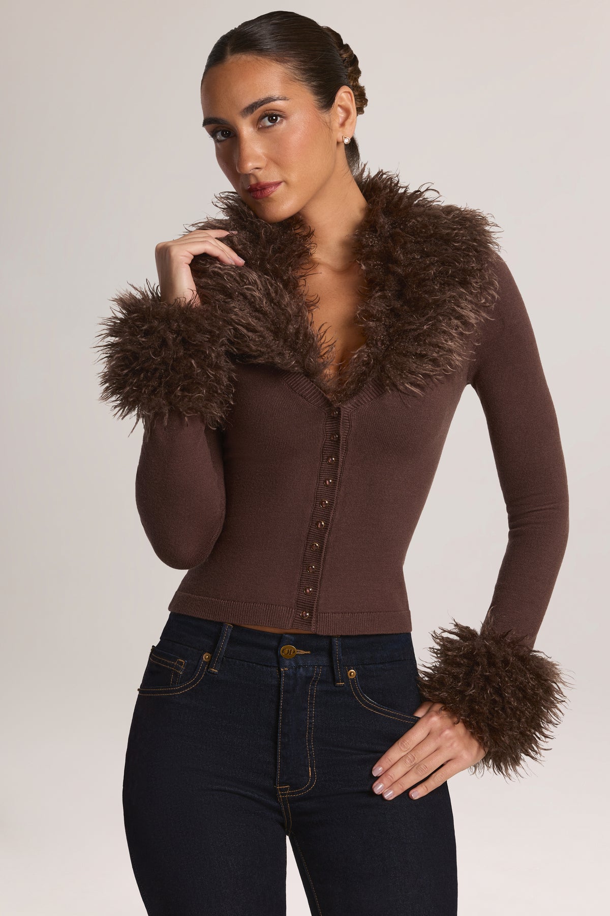 ⁣⁢Cardigan mit mongolischem Fellbesatz in Chocolate Brown⁤⁣ - 1
