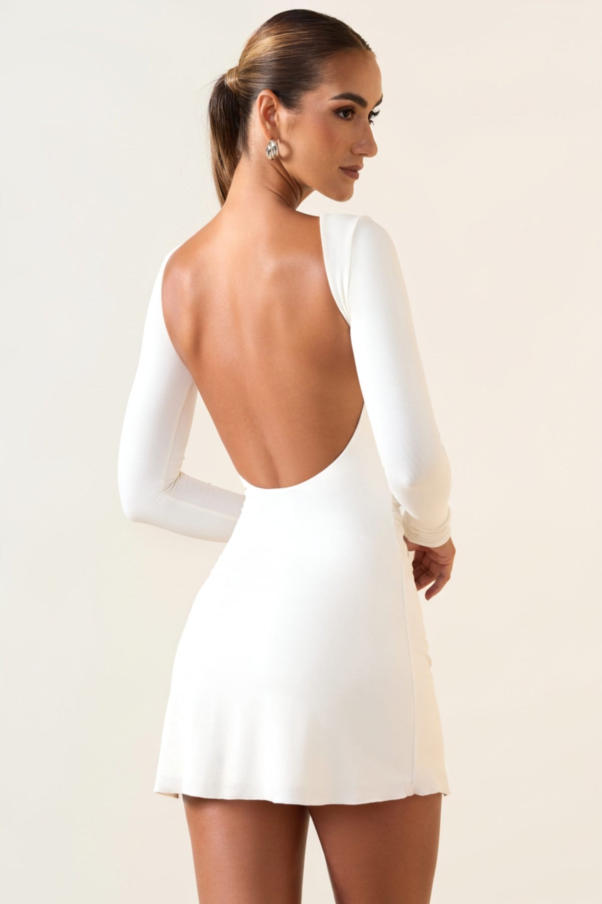 ⁣⁢Modal-Minikleid mit Raffung und Rückenausschnitt in Weiß⁤⁣