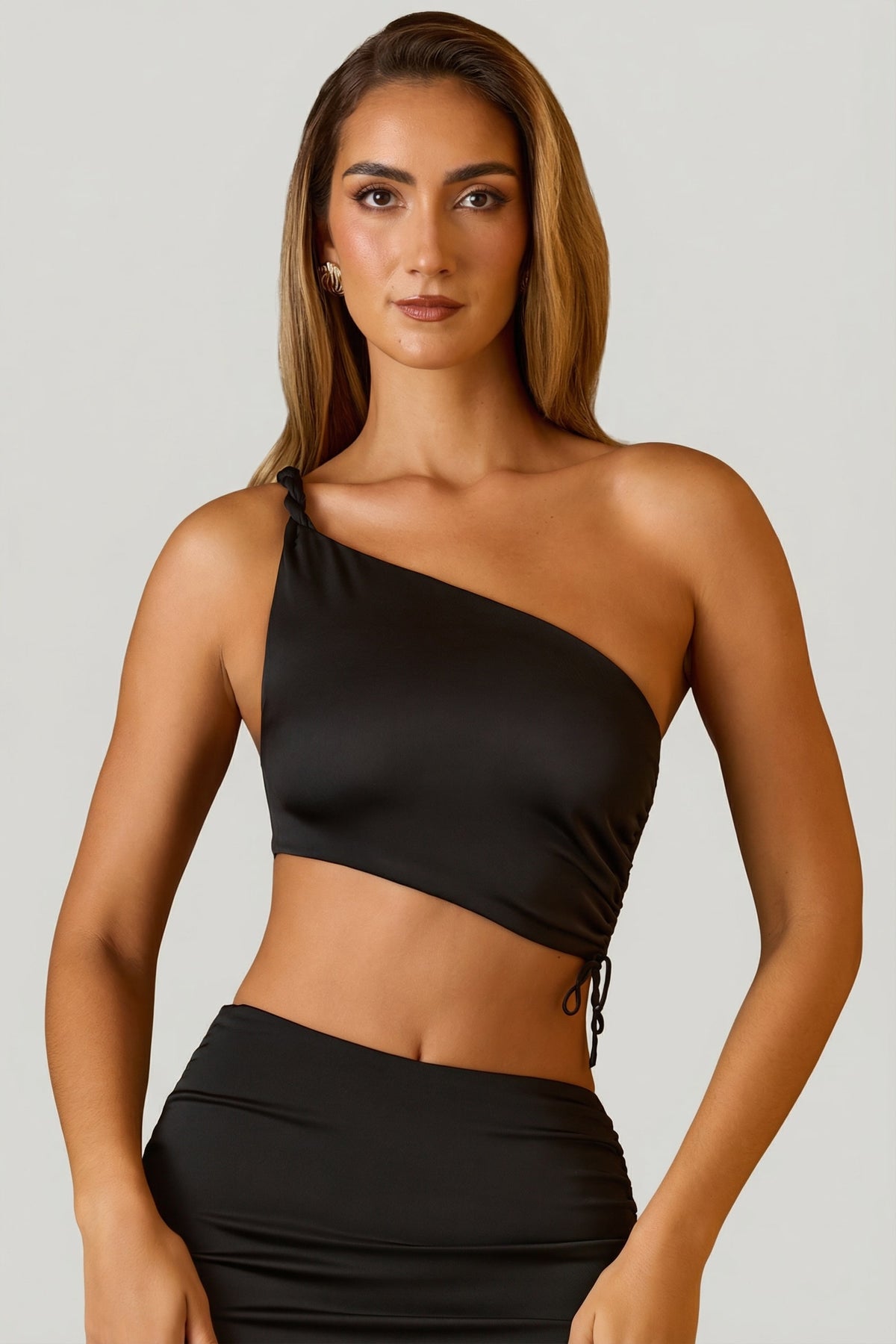 ⁣⁢Gerafftes asymmetrisches Crop-Top in Schwarz⁤⁣